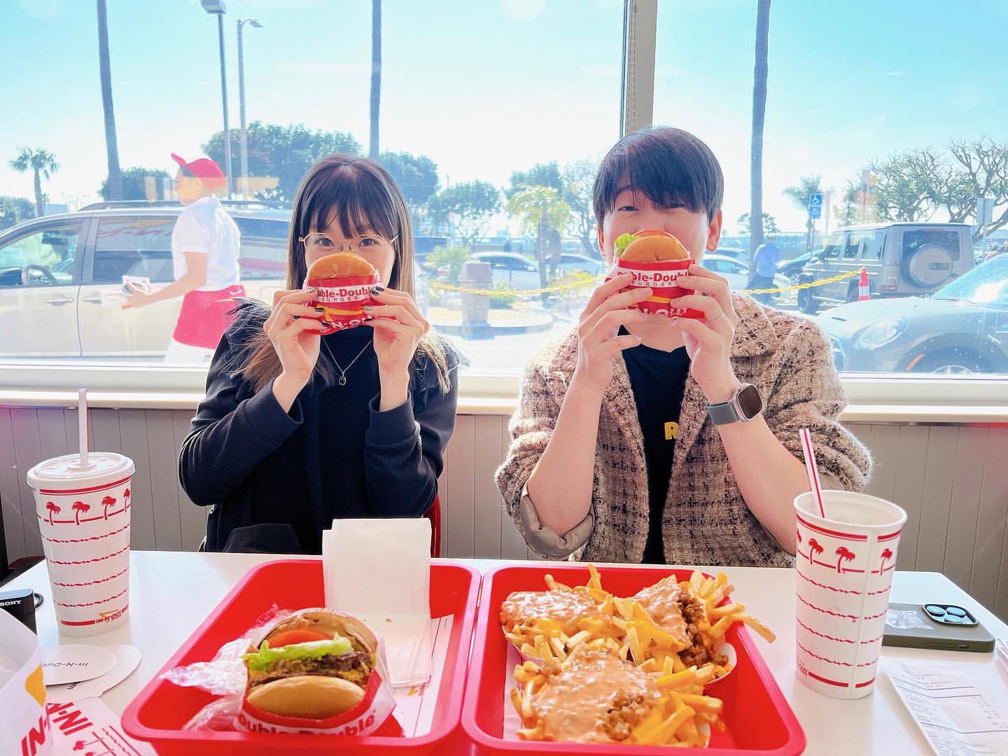 Aimer(左)與《鬼滅之刃》炭治郎聲優花江夏樹開心吃「IN & OUT」留下開心合照。(翻攝Aimer Instagram)