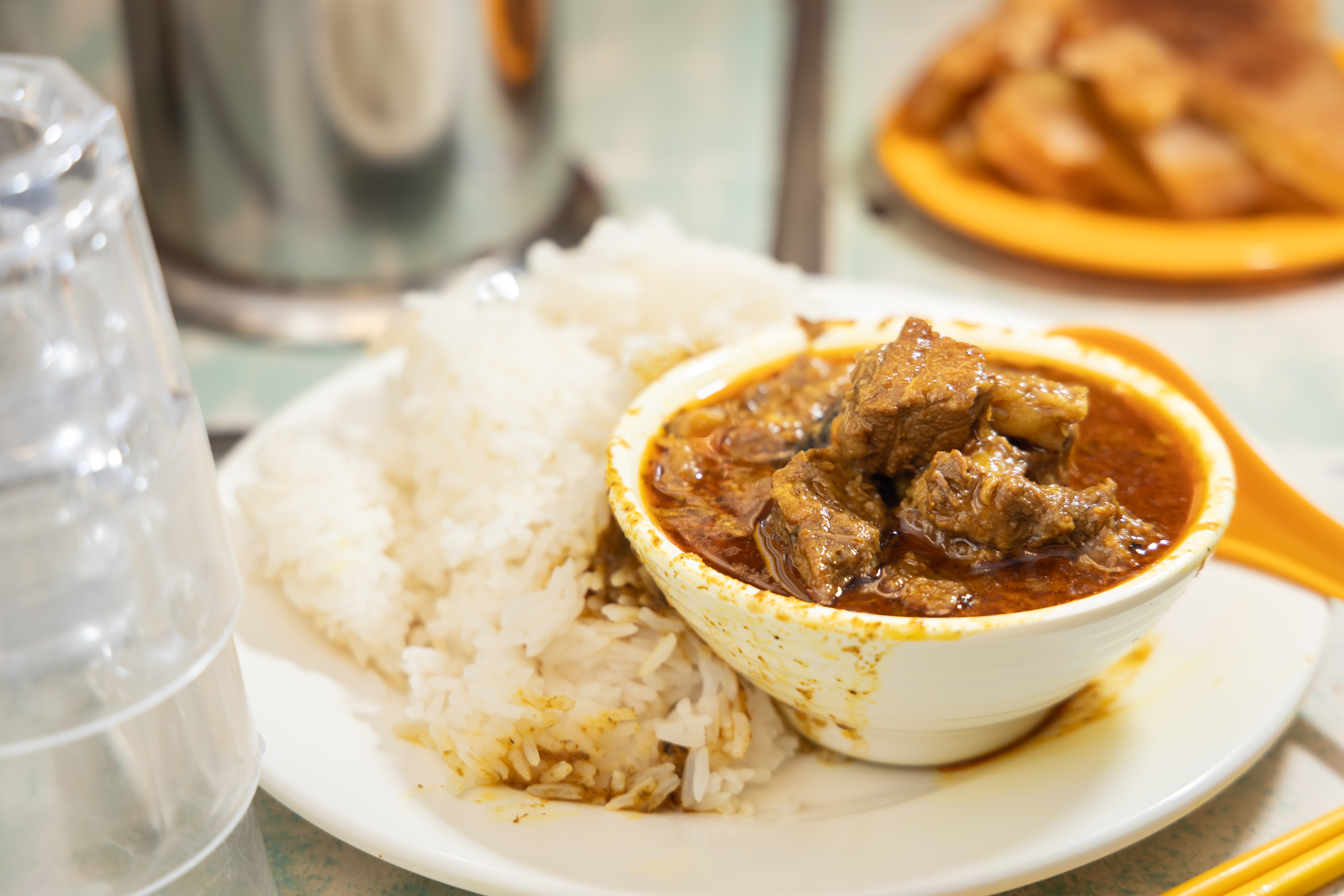 「咖哩牛飯」的肉質軟嫩，隨著祕製香料咖哩醬汁一同在嘴裡散開。（港幣58元／份）