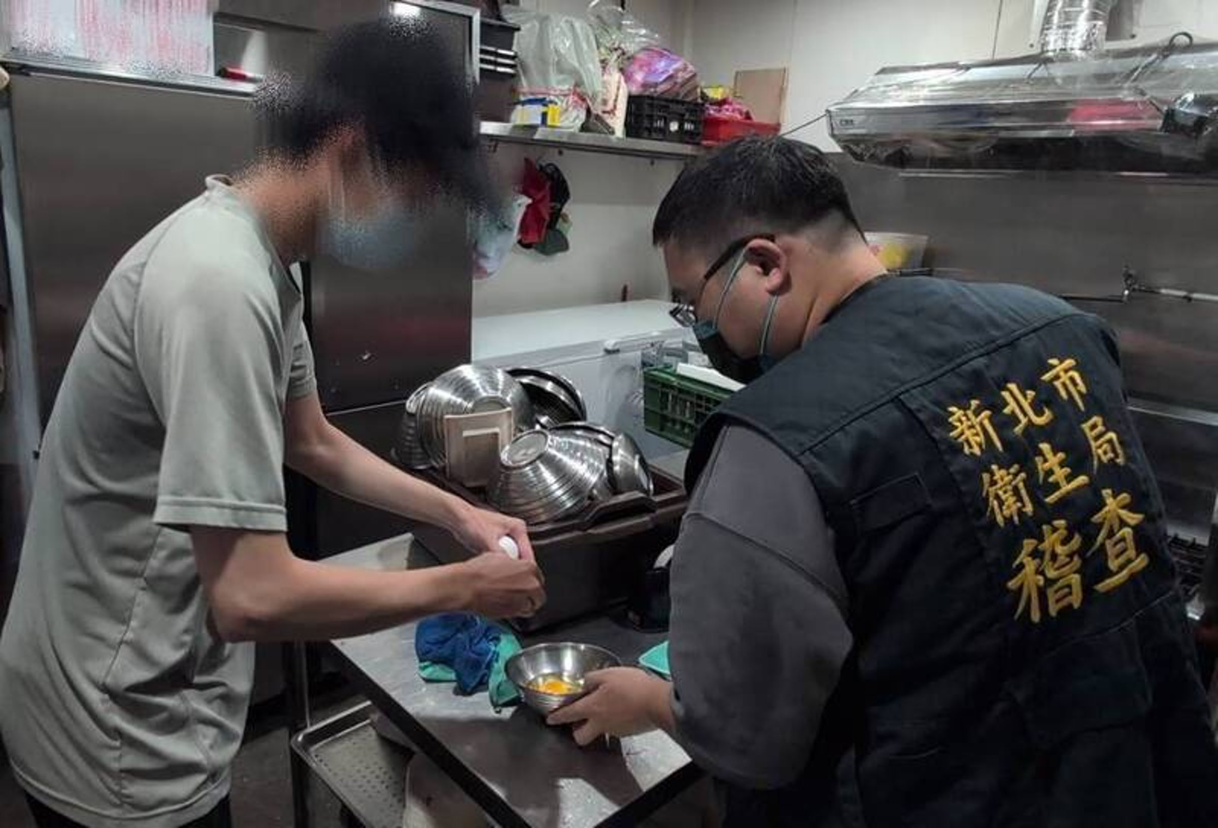 新北「清六食堂」爆發嚴重集體食物中毒事件,案情持續擴大。(新北市衛生局提供)