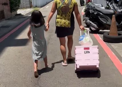 新竹一名女童在烈日當空的情況下，被媽媽拉著「赤腳」在柏油路上走了20分鐘。（翻攝自臉書社團「新竹大小事」）