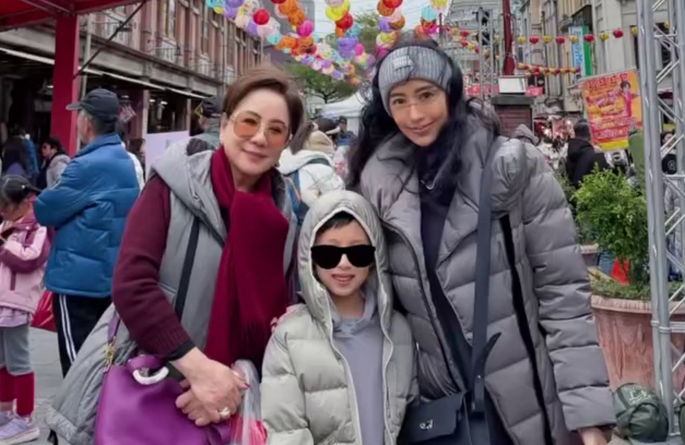 關穎（右）與母親蔡淑媛（左）、小兒子（中）一起到迪化街辦年貨。（kwanterri IG）