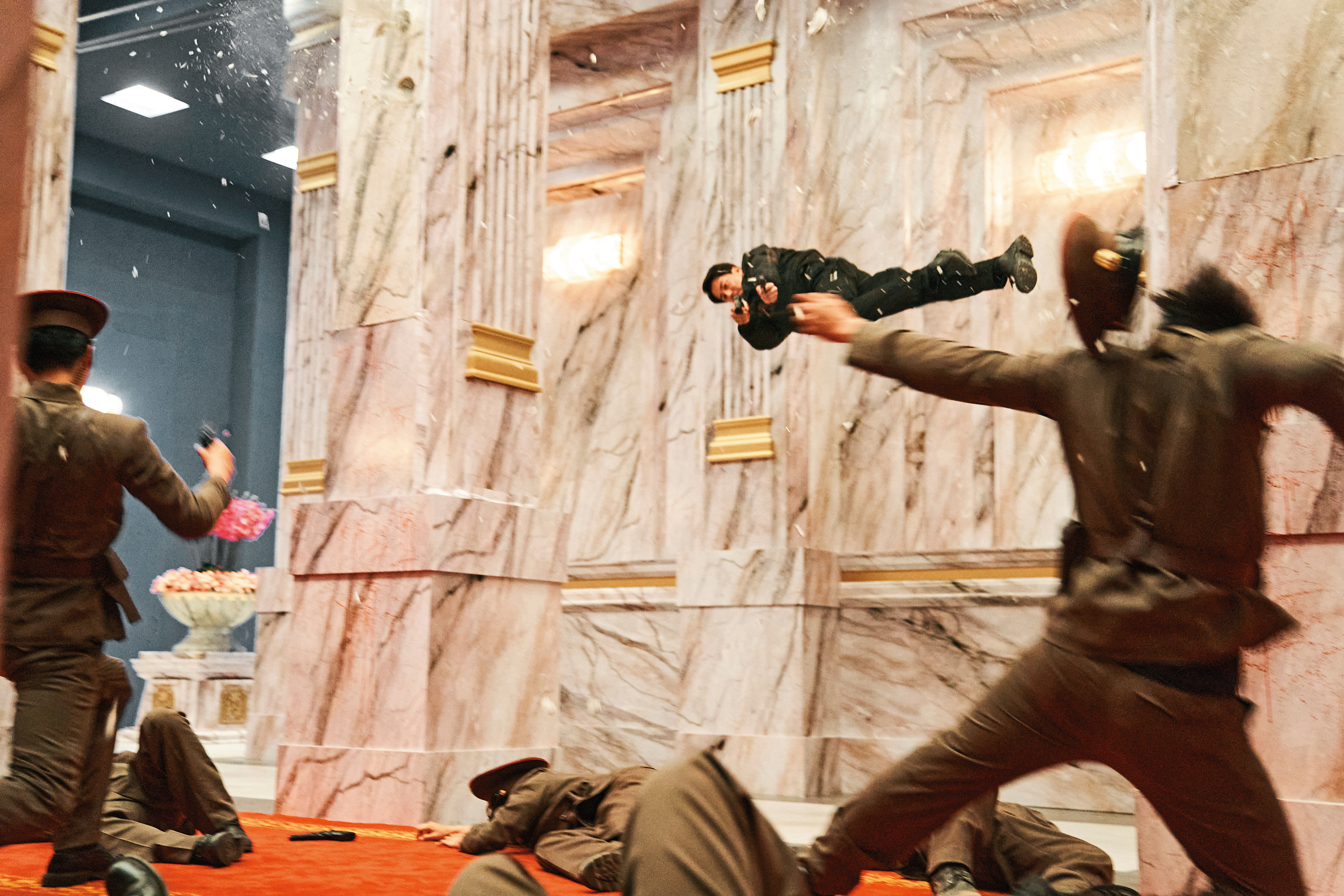 《MOVING異能》是韓國首部超能力題材連續劇，在劇中具飛行能力的趙寅成有不少精彩動作戲。（Disney+提供）