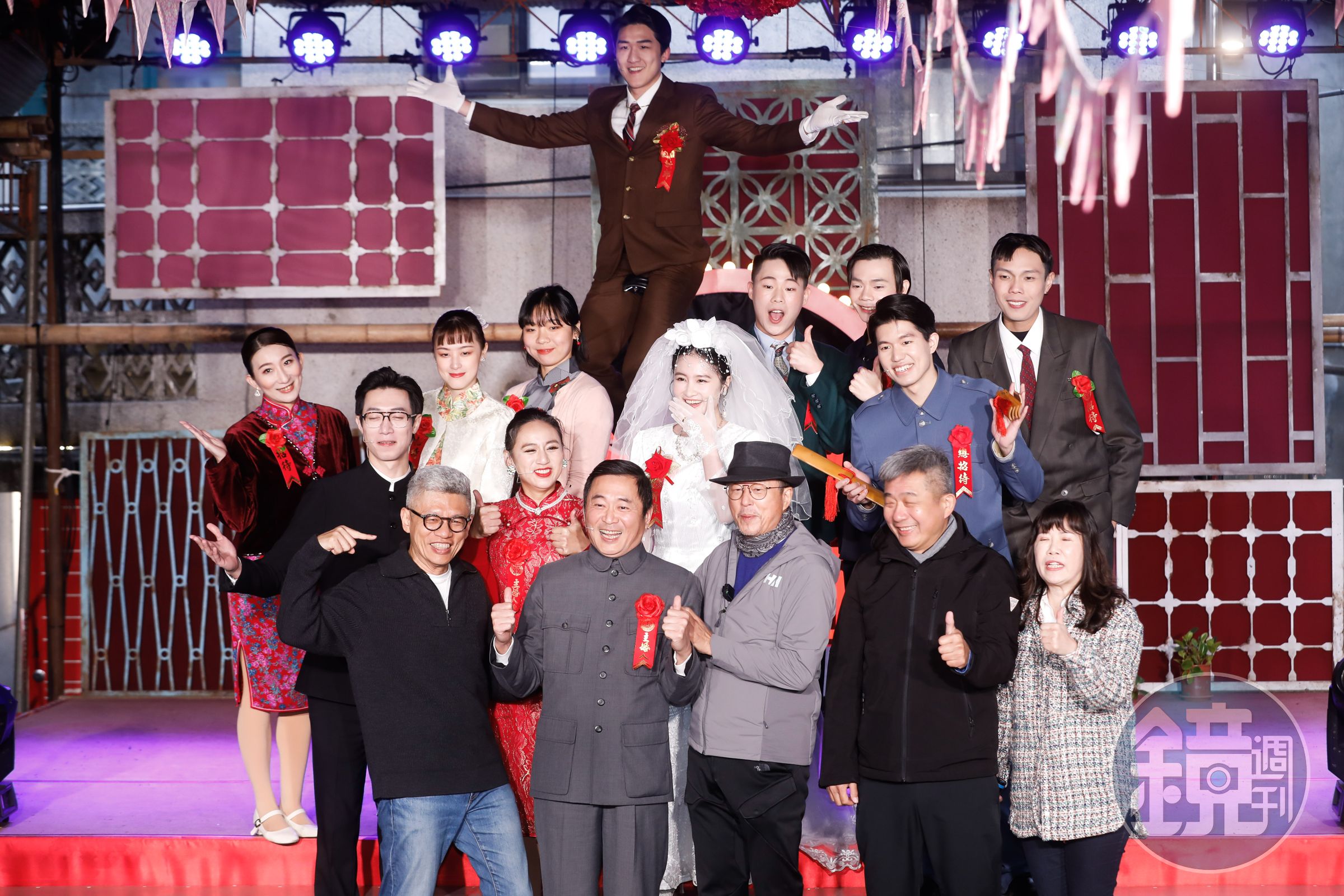 復古辦桌沉浸式定目劇《一村喜事》今(3日)迎接最終場。全民大劇團團長謝念祖(前排左起)、村長湯志偉、監製王偉忠、時藝多媒體總經理林宜標、金星文創執行長張正芬,與主要演員開心大合照。