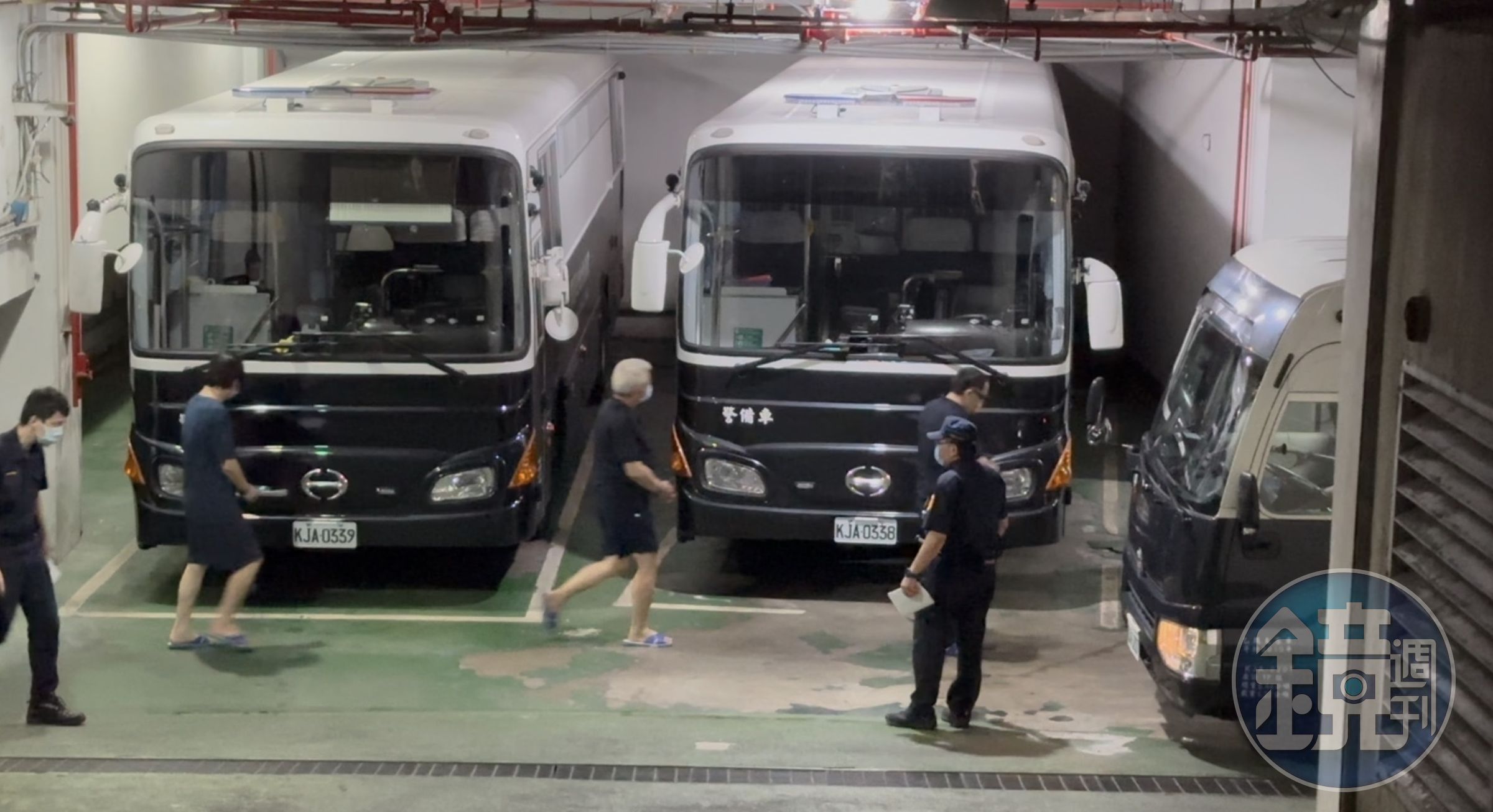 前資深黨工黃取榮(中)上囚車押往台北看守所。