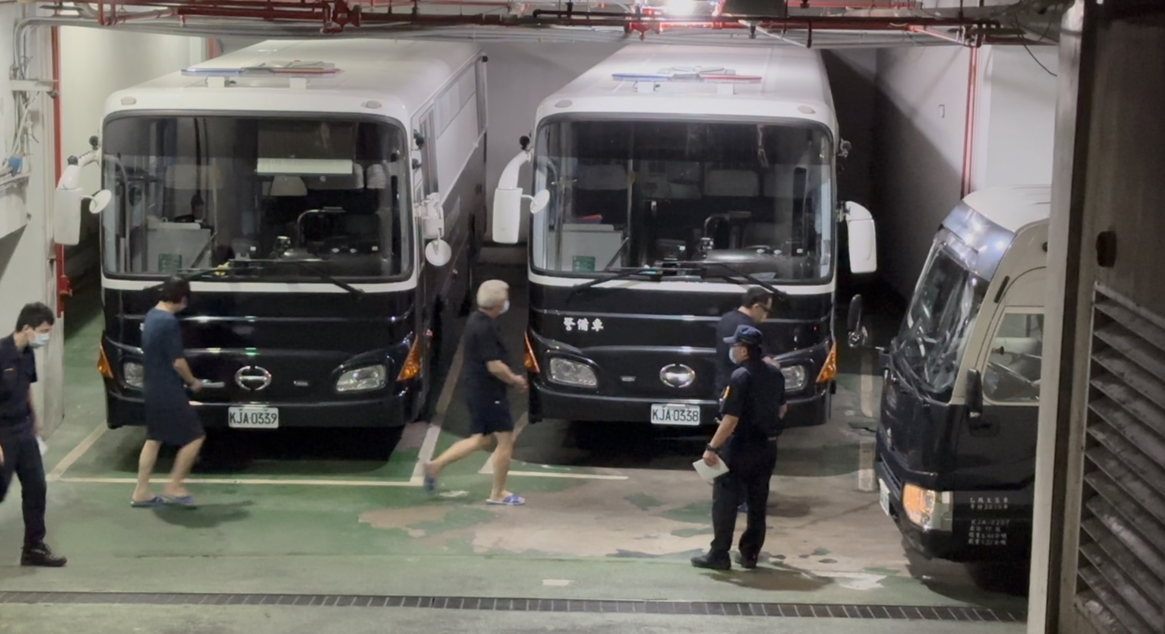 前資深黨工黃取榮（中）上囚車押往台北看守所。