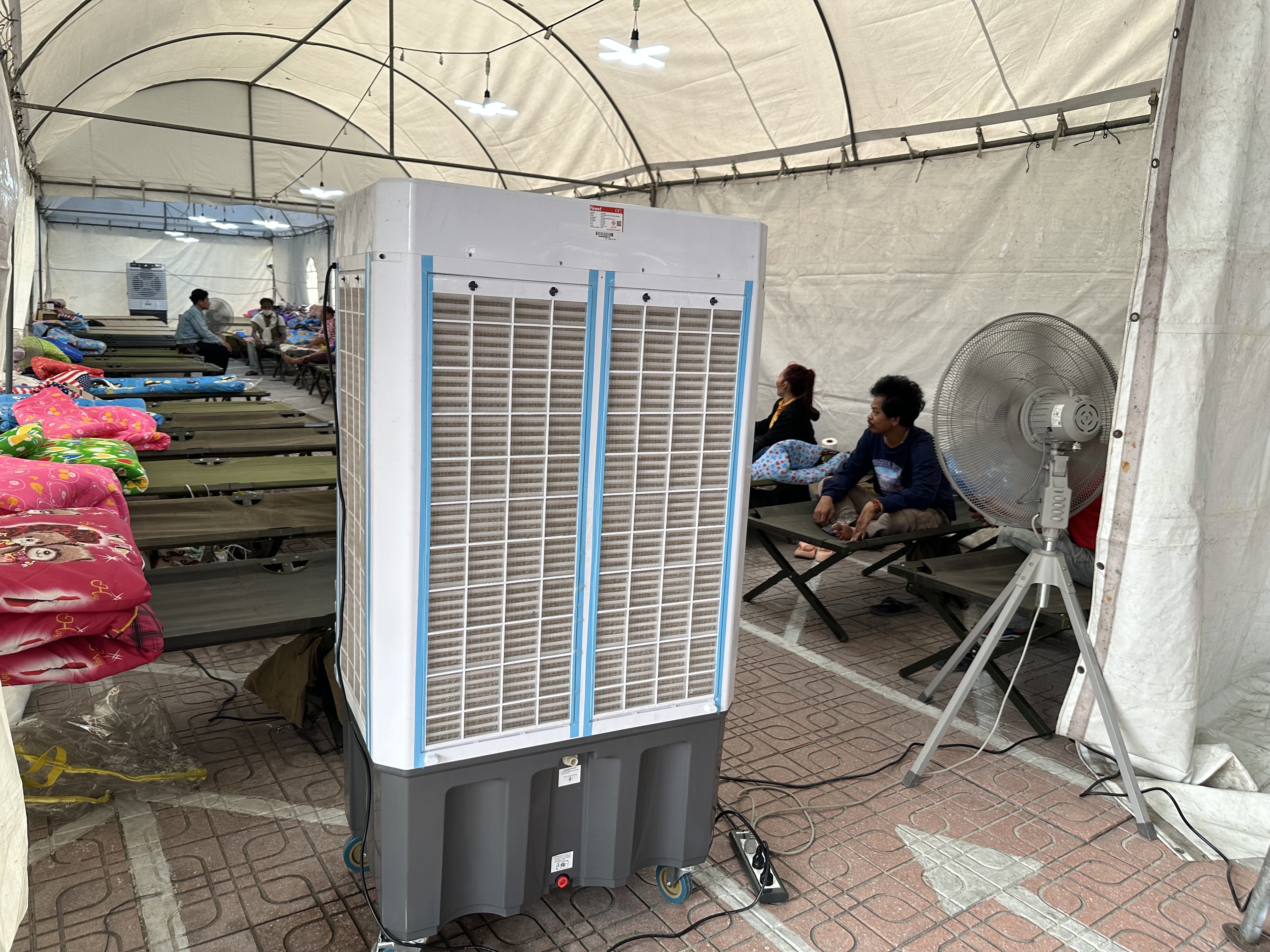 現場安排臨時通舖,專屬帳篷裡設置多張行軍床、棉被及冷風機。