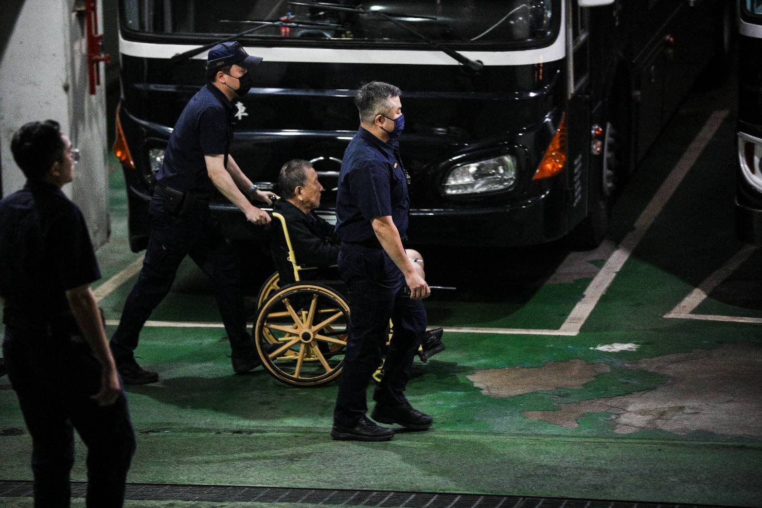 威京集團主席沈慶京延長羈押庭晚點6時許結束，預定10月29日前裁定。