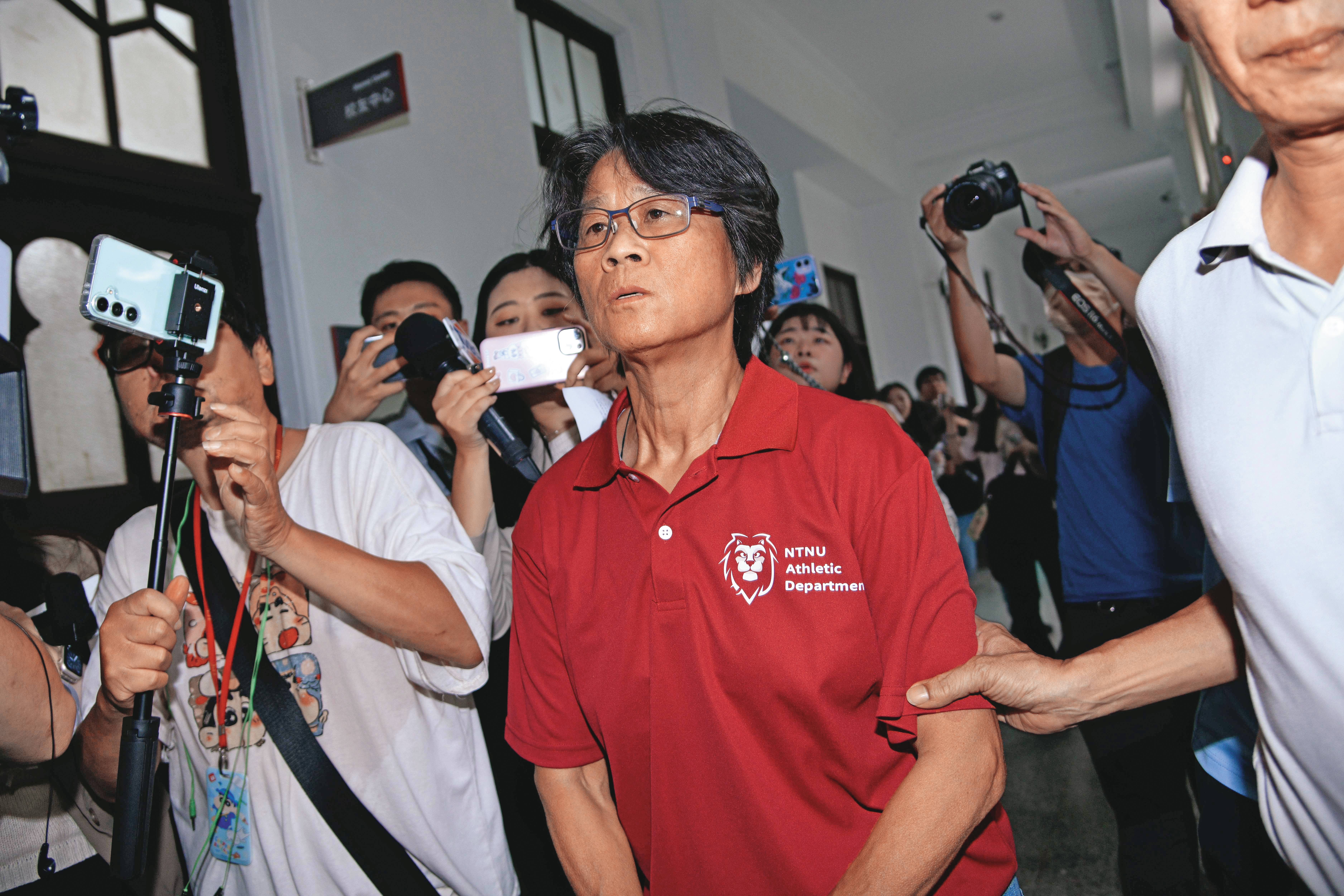 師大女足抽血案震驚台灣社會,然而國內體育生制度的權力失衡問題仍未解決。圖為涉案教練周台英。(鏡報李智為)