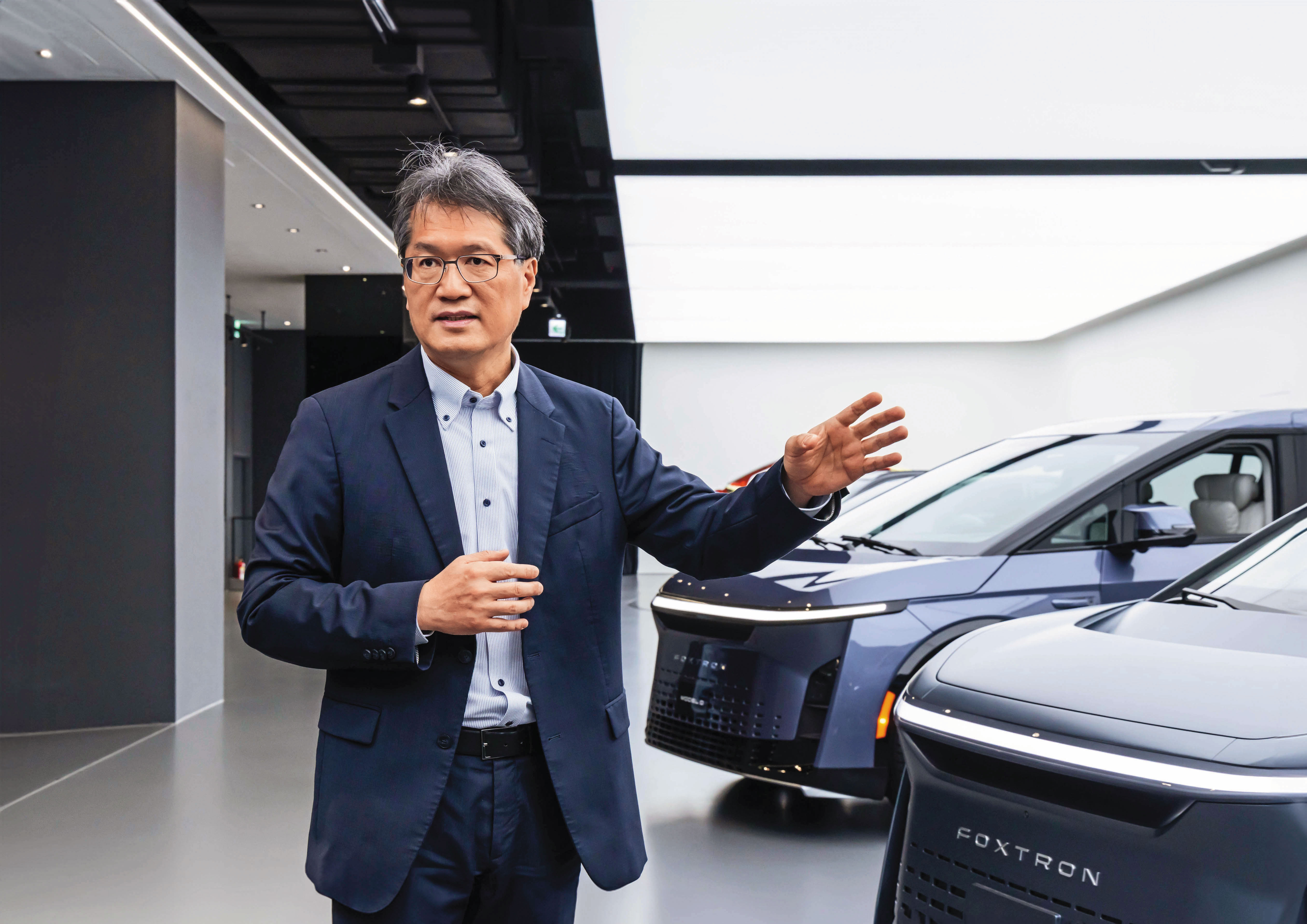 鴻華董事長李秉彥上週接受本刊專訪並親自介紹展示間與即將發表的新車。

