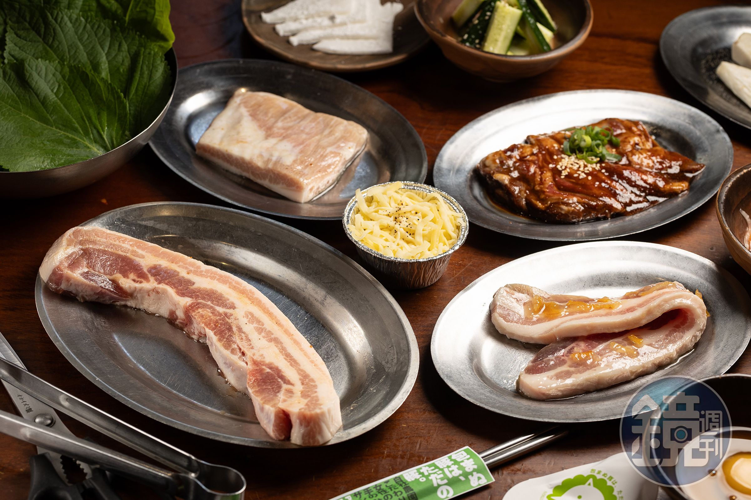 台灣的極厚、柚子三層肉、西班牙松阪豬與澳洲橫膈膜，都是菜豚屋精挑細選，最適合包生菜的肉品。（1,920元／雙人豪華套餐菜色）