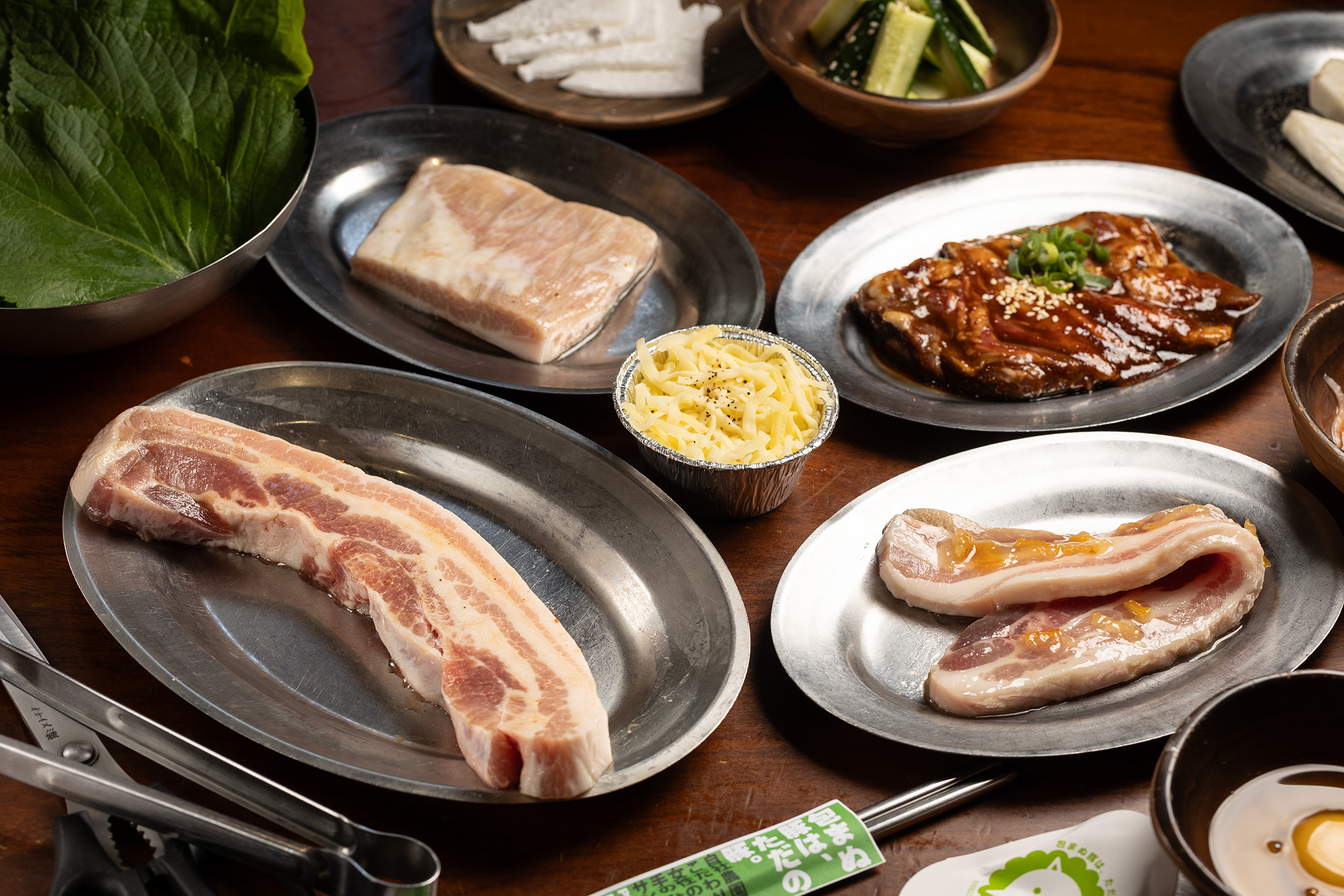 台灣的極厚、柚子三層肉、西班牙松阪豬與澳洲橫膈膜，都是菜豚屋精挑細選，最適合包生菜的肉品。（1,920元／雙人豪華套餐菜色）
