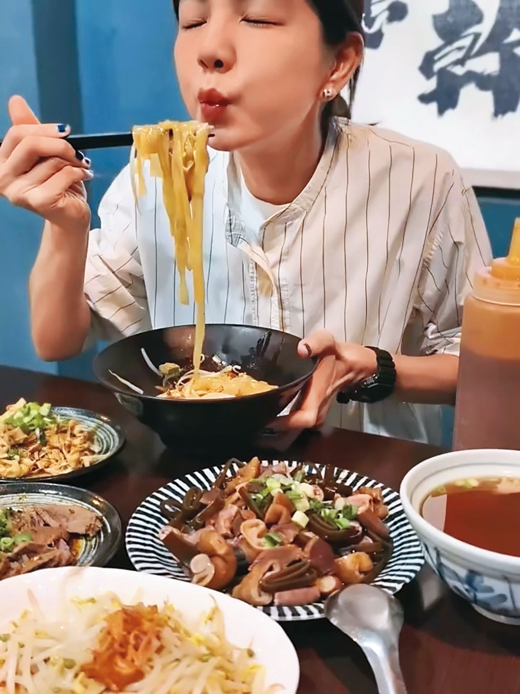 Ella回屏東管不住嘴,這滿桌好料看得小編都餓了…快交出店名!(翻攝自Ella IG)