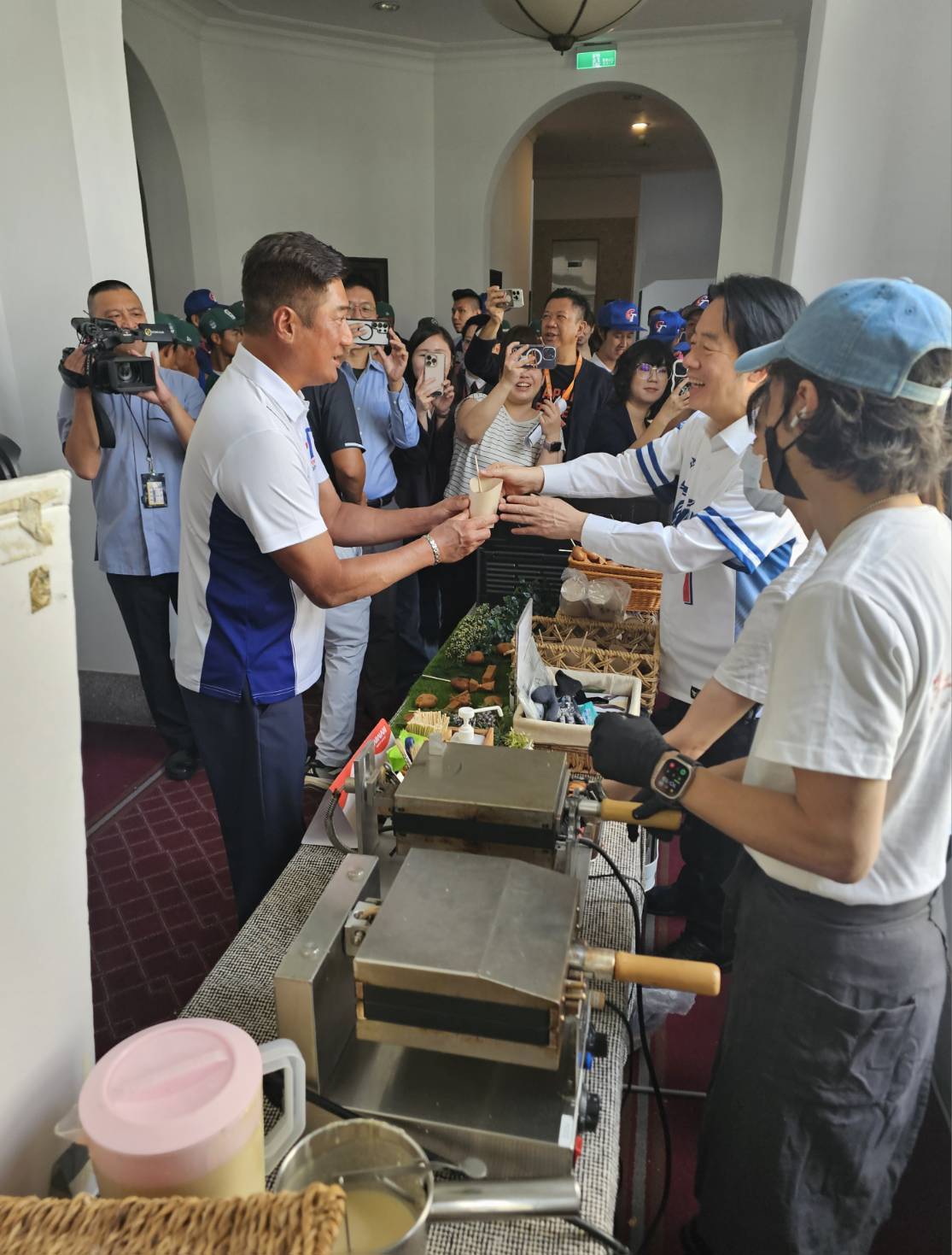 棒協理事長辜仲諒與總統賴清德互動，吸引媒體搶拍。（棒協提供）