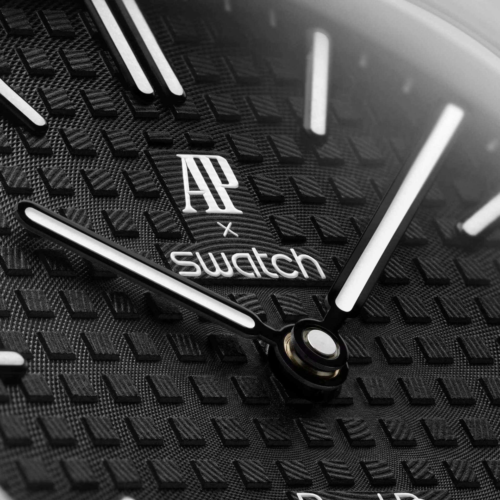 SWATCH X AP愛彼聯名的Royal Pop系列,共有8種顏色,定價NT$12,150~13,000。