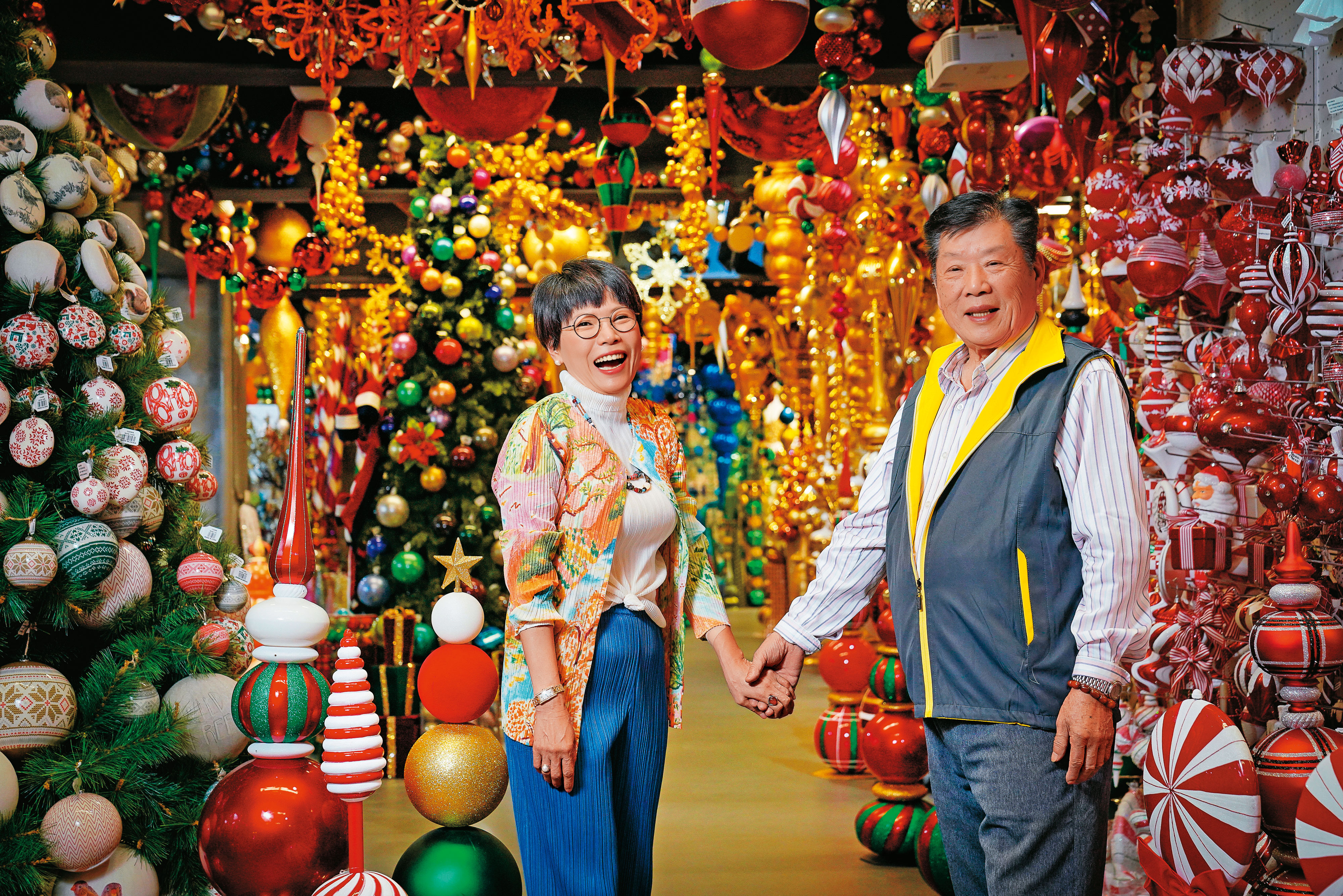 張松田（右）僅國小畢業，以無限創造力建立耶誕飾品王國，與從小在工廠幫忙的長女張明珠（左）感情甚篤。