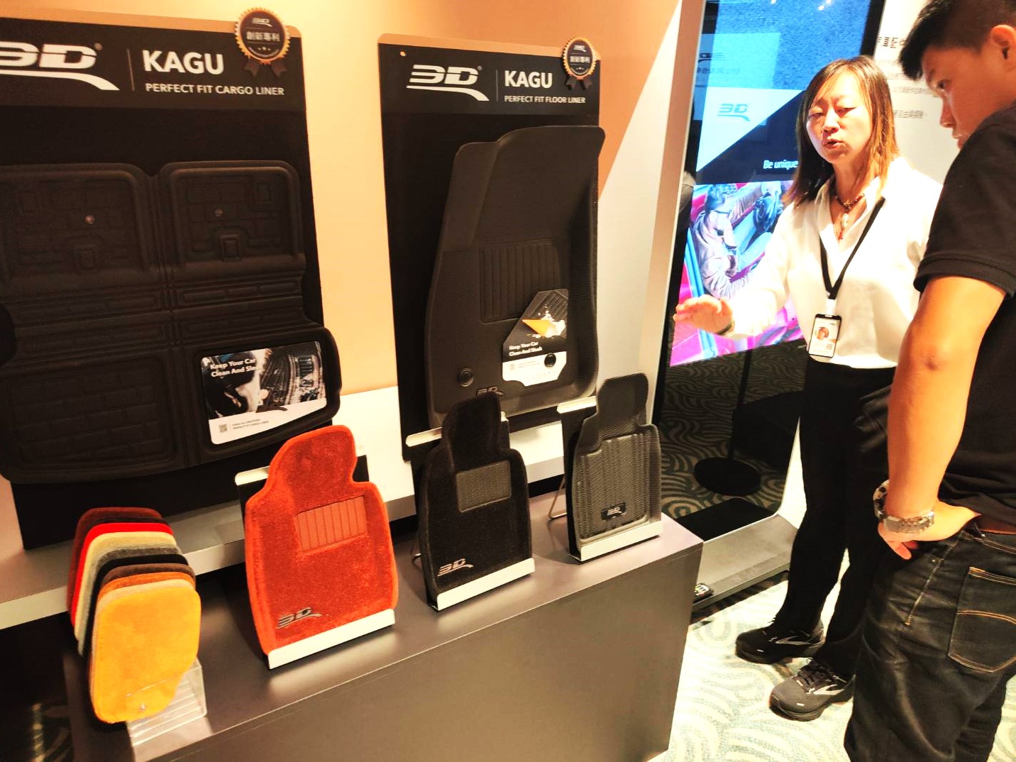 全球排名前3的汽車踏墊製造商聖州，6條產線一旦建置完成，1年可產出300萬組的汽車踏墊。旗下3D腳踏墊質高好用，分成易於清潔的防水系列卡固立體車踏墊，和踩踏舒服的地毯系列尊榮立體踏墊。