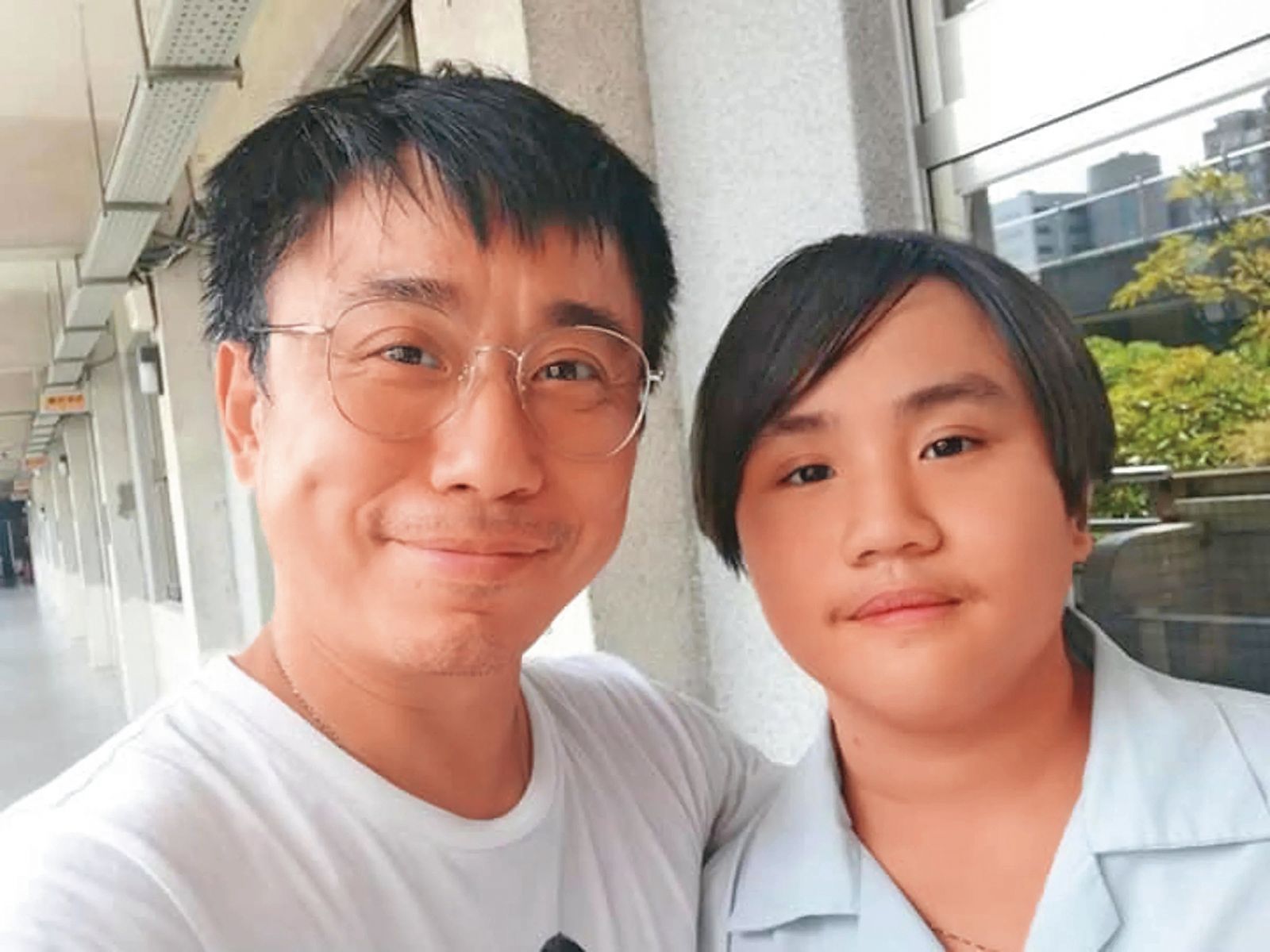 小彬彬（左）拉兒子小小彬（右）拿出存款300萬元，投資他的創動影視。（翻攝自小彬彬臉書）