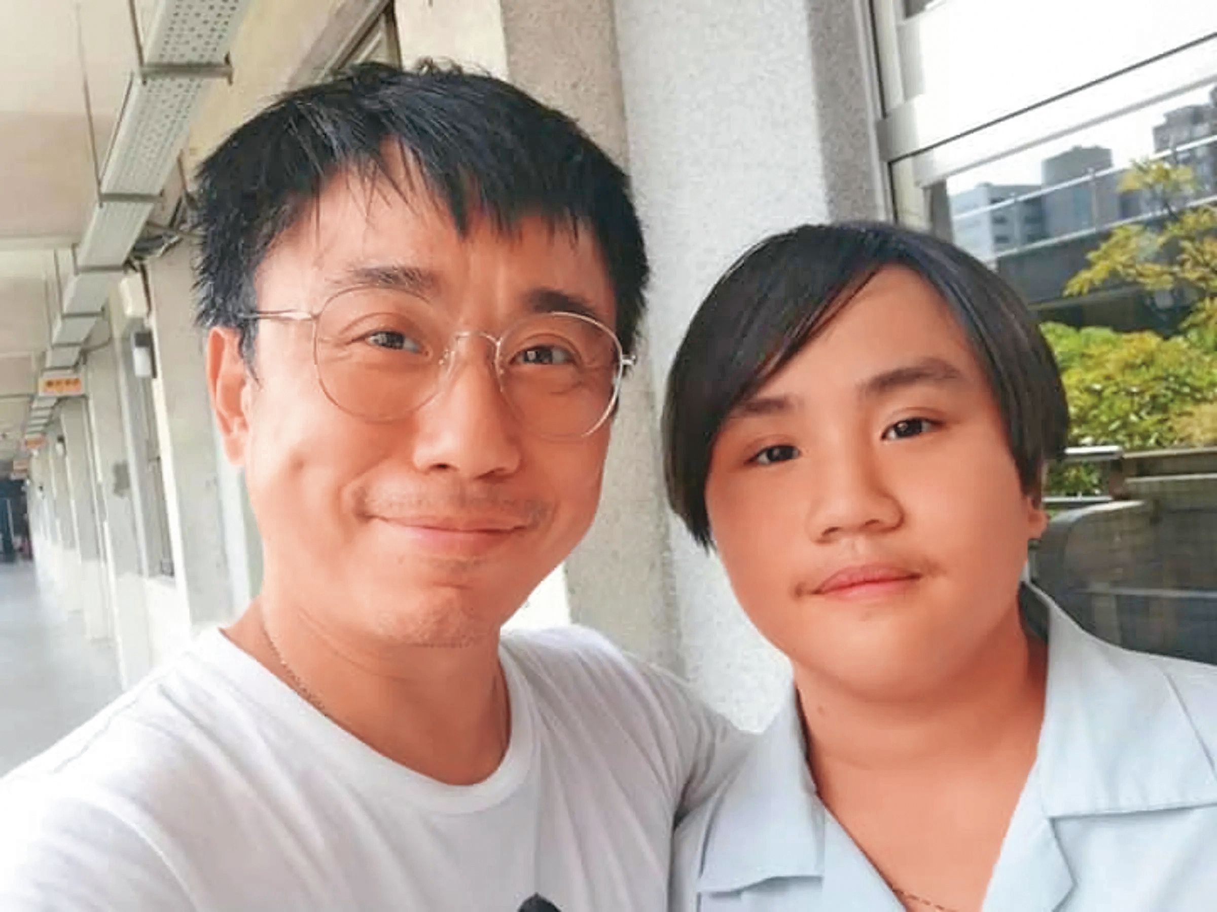 小彬彬（左）拉兒子小小彬（右）拿出存款300萬元，投資他的創動影視。（翻攝自小彬彬臉書）
