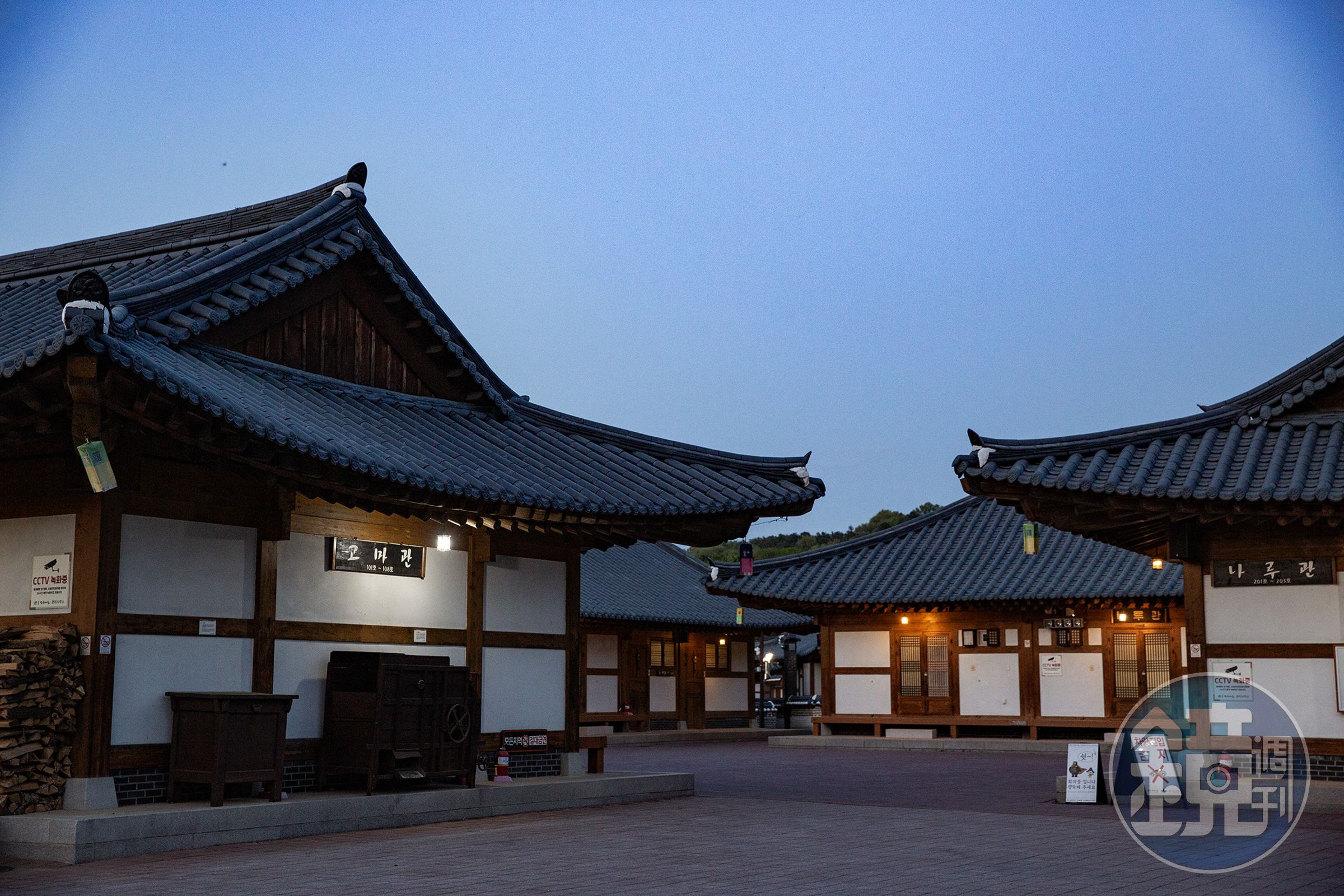 「公州韓屋村」內青瓦木牆鱗次櫛比,更有許多庭園造景,是一處融入百濟建築美學的現代住宿園區。