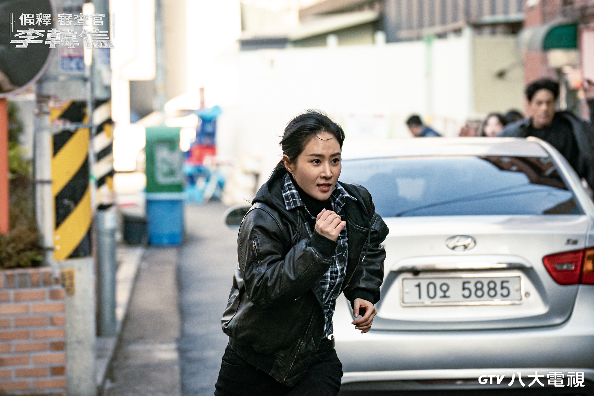 俞利在《假釋審查官李韓信》展現俐落身手讓導演驚艷。(八大戲劇台提供)