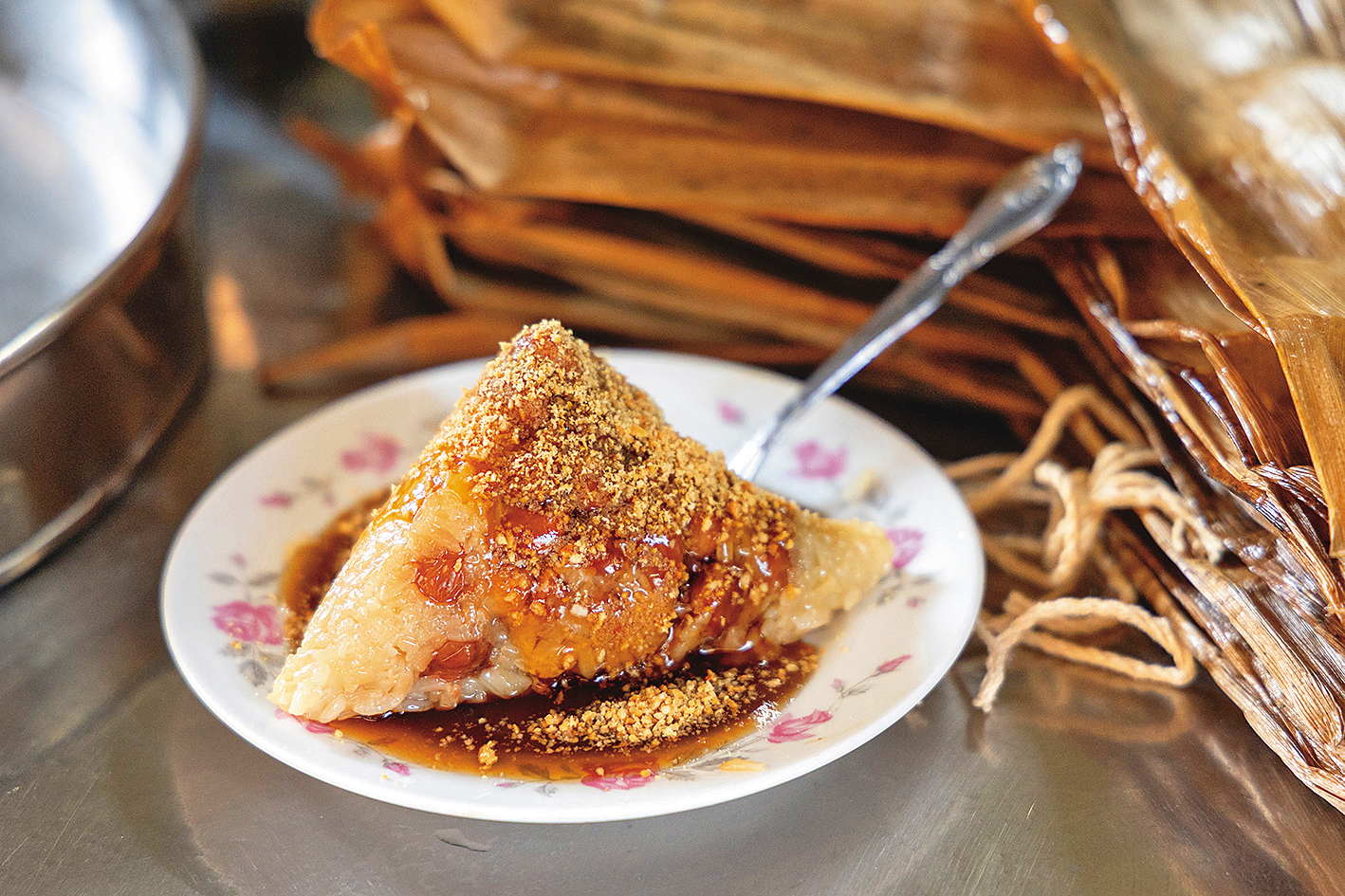 「菜粽」軟糯綿密、米香飽滿，是非常單純的古早味。（35元／個）