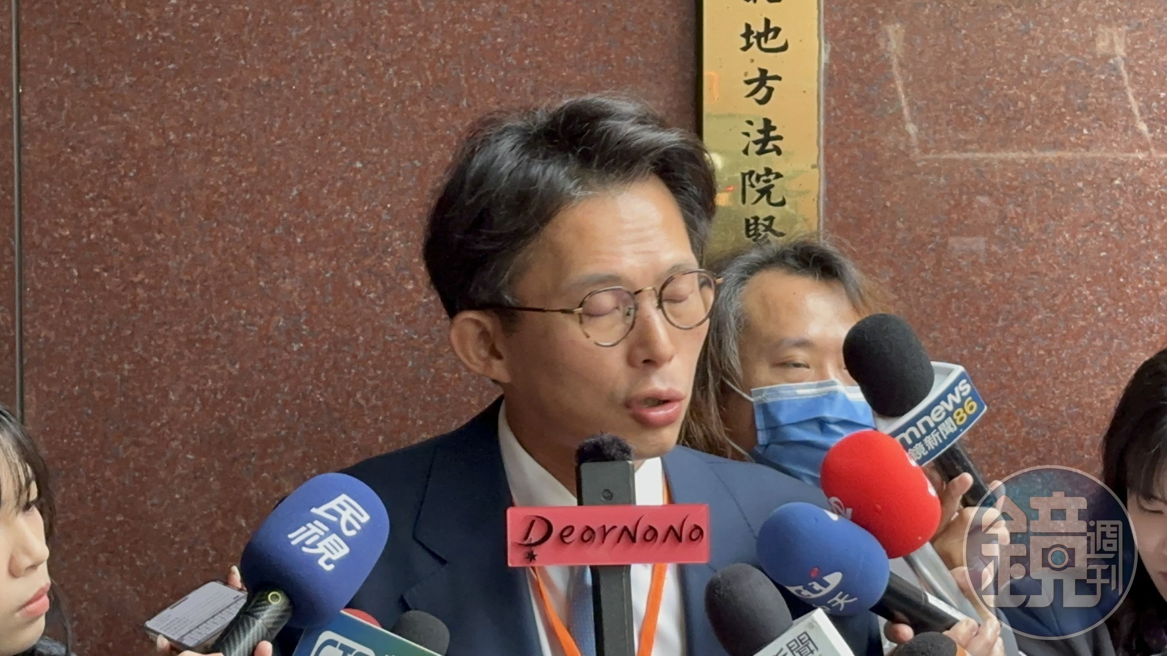 面對《鏡週刊》今天的報導,黃國昌回嗆以為要上大菜,結果是「一盆餿水」。