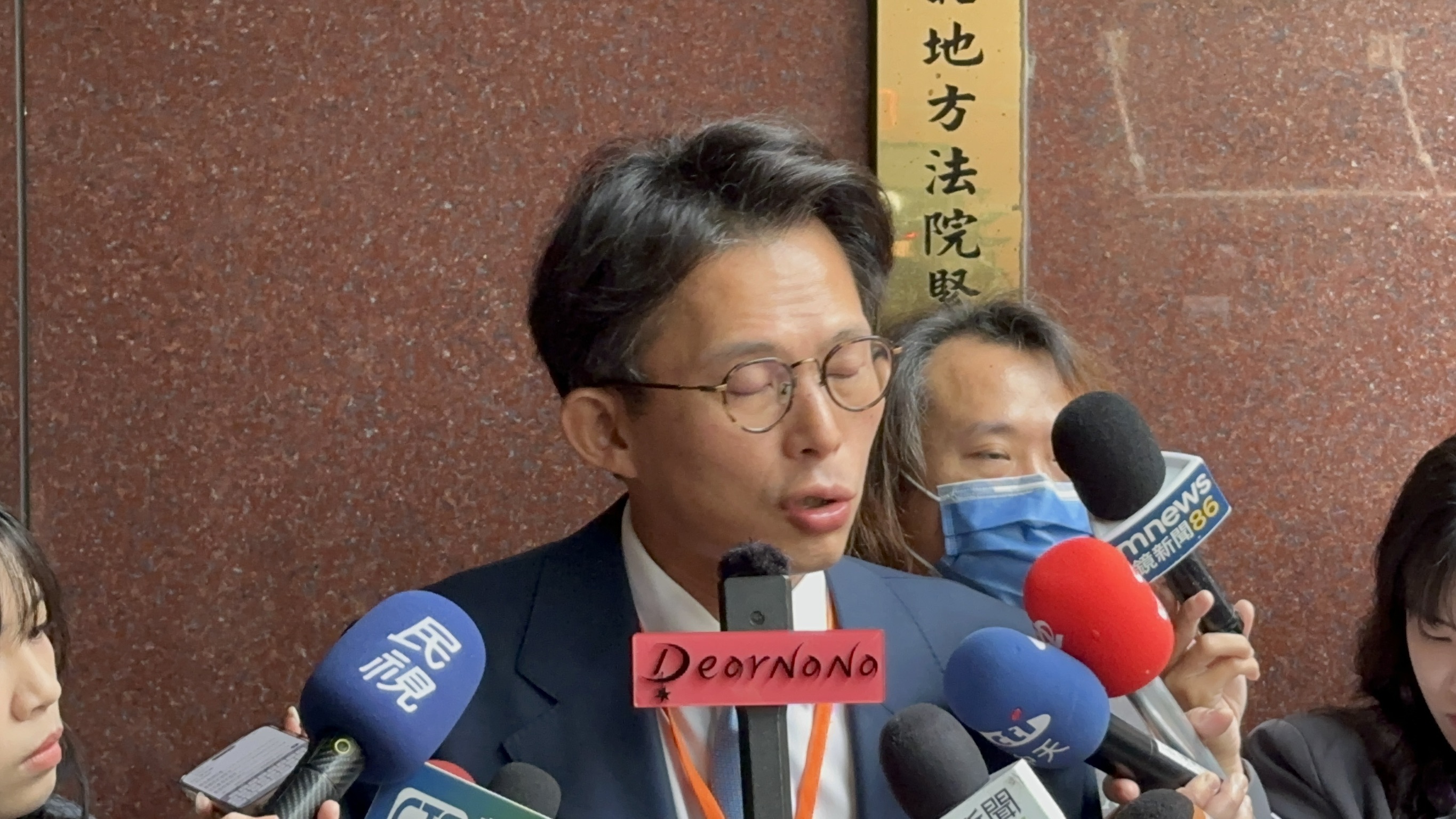 面對《鏡週刊》今天的報導，黃國昌回嗆以為要上大菜，結果是「一盆餿水」。