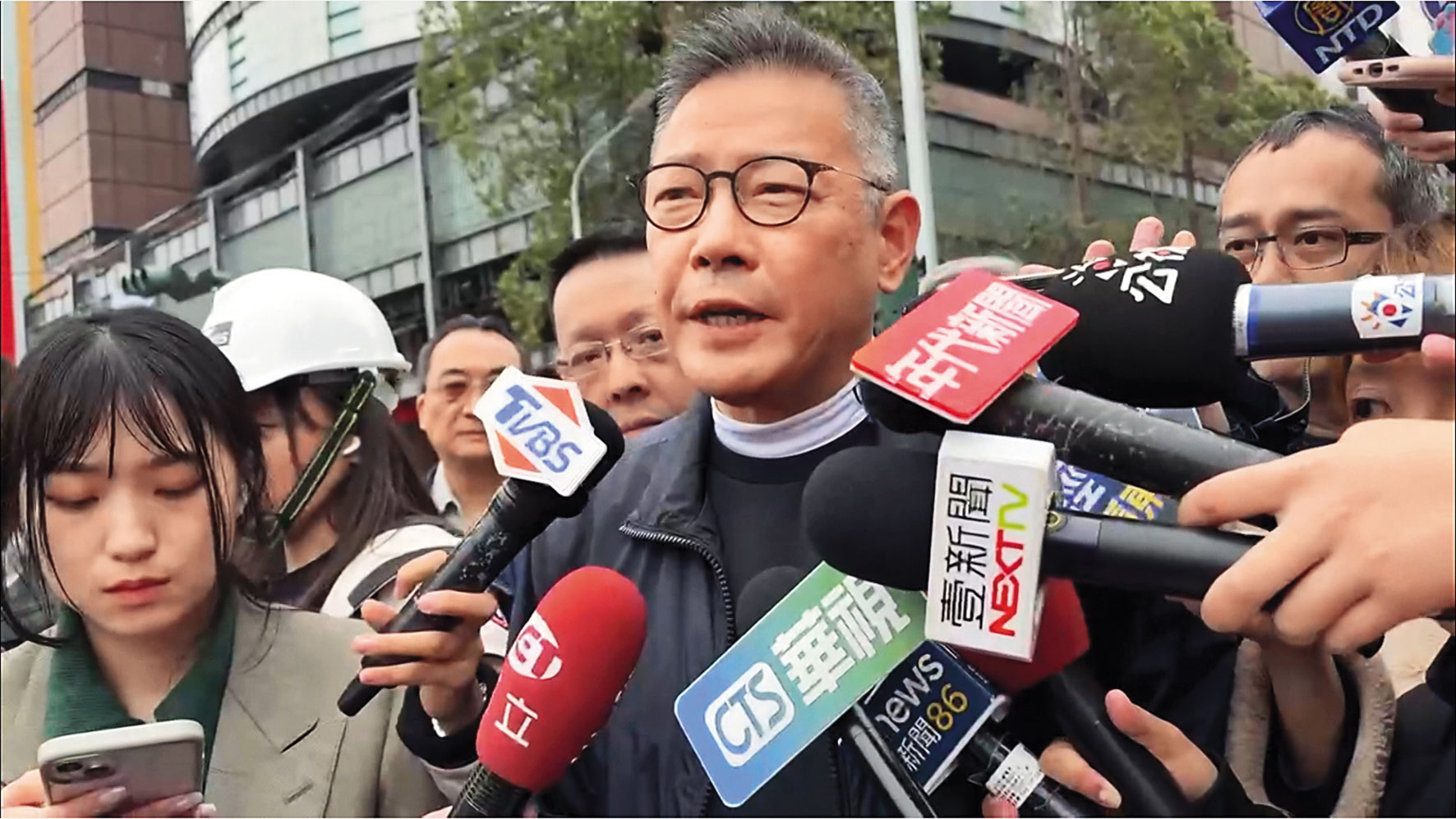 新光三越總經理吳昕陽除積極善後台中店氣爆意外，還得面對吳家長輩壓力。（鏡新聞提供）