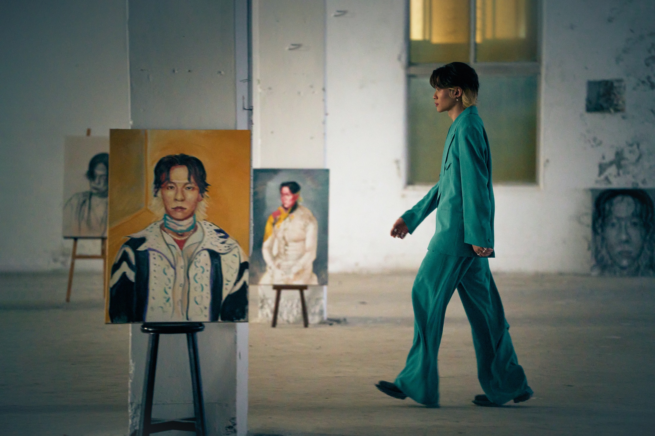 吳獻Osean在MV中飾演藝術家筆下的模特兒，場景頗為唯美。（環球音樂提供）