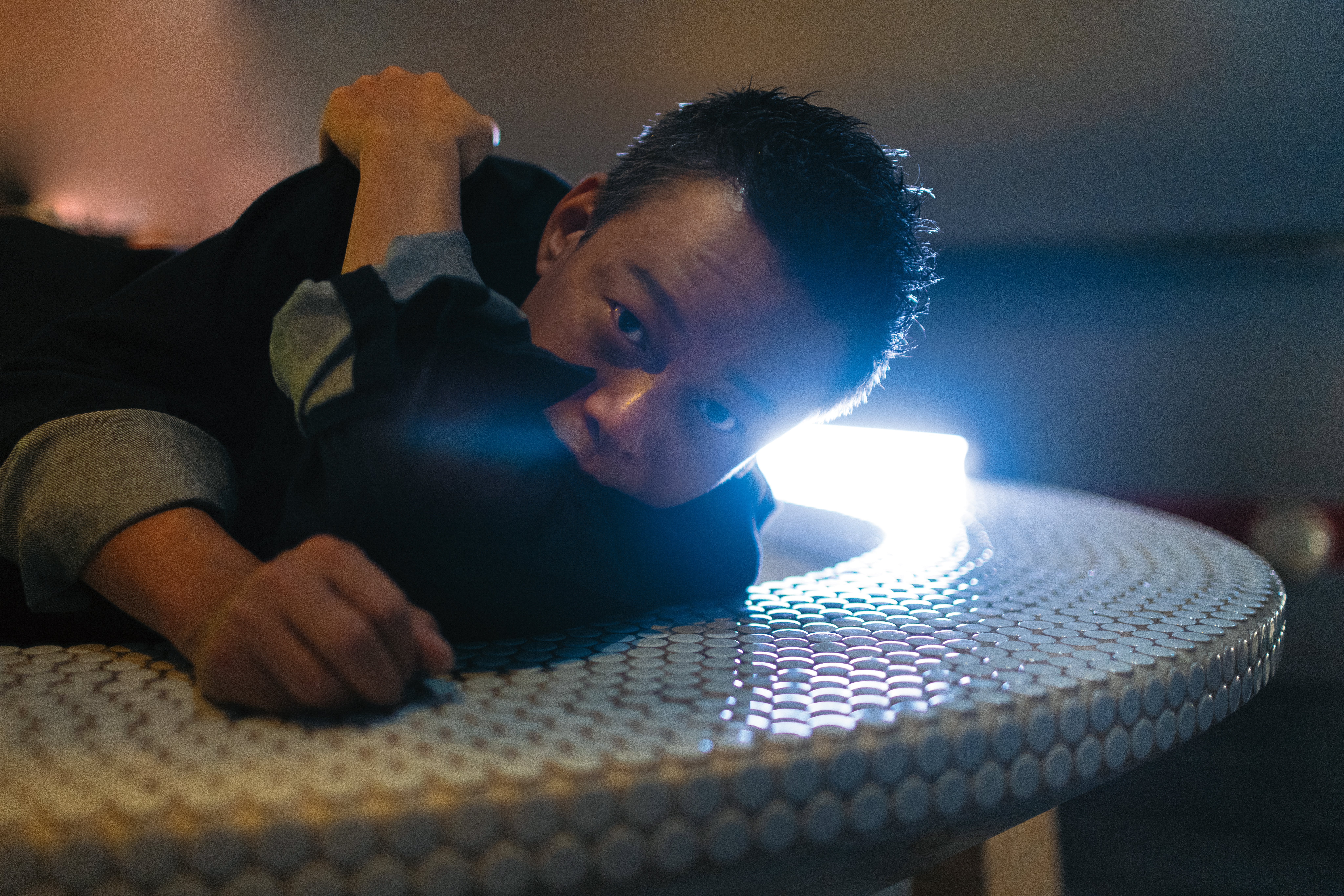 打從斜頸症發作之後，李康生就沒辦法再躺著入睡，側躺才有辦法跟病痛共存。