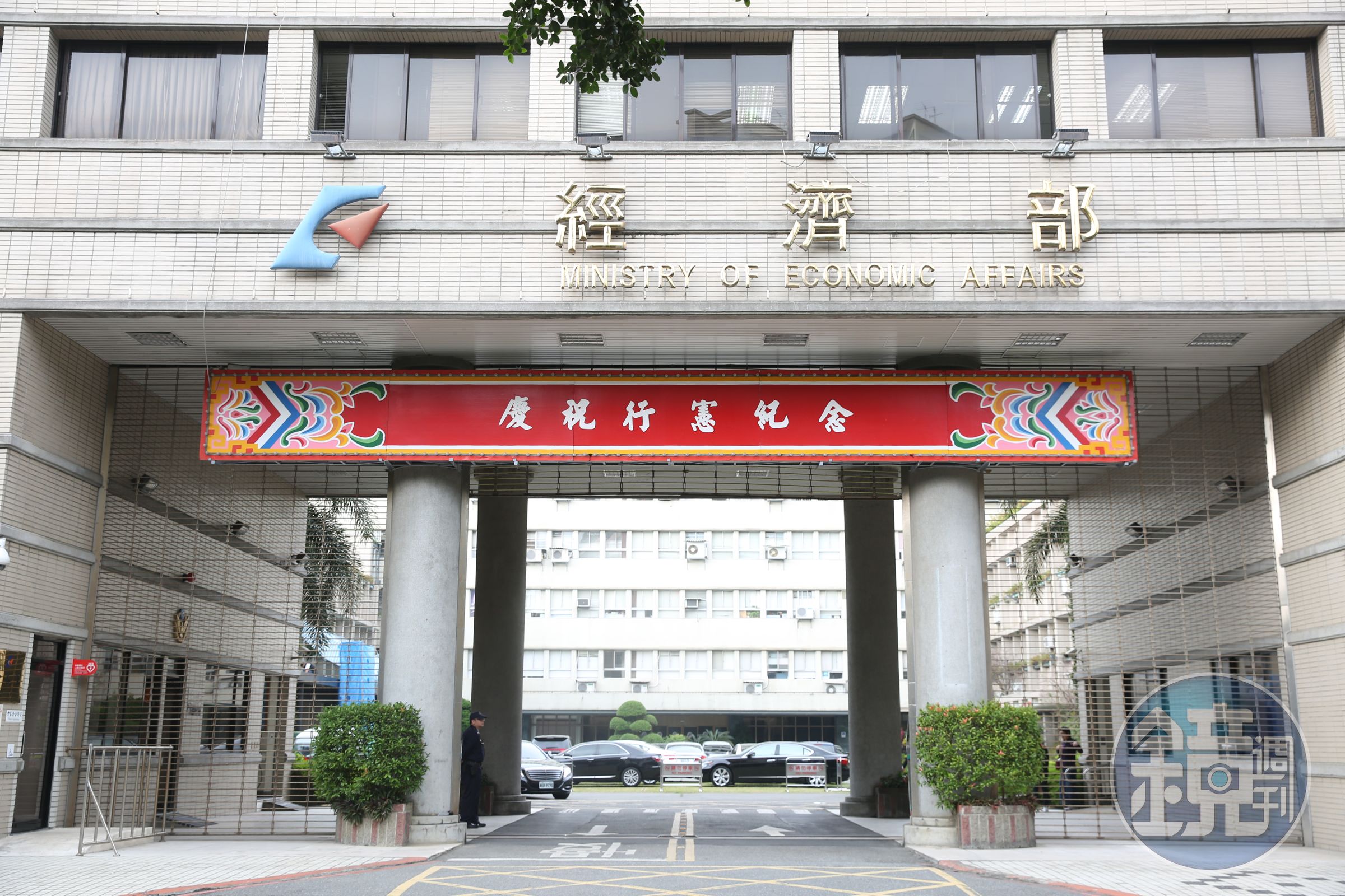 風電國產化政策又堪稱是選商遊戲規則裡面的「重中之重」，如何拿捏、取捨，考驗著經濟部相關官員的智慧。