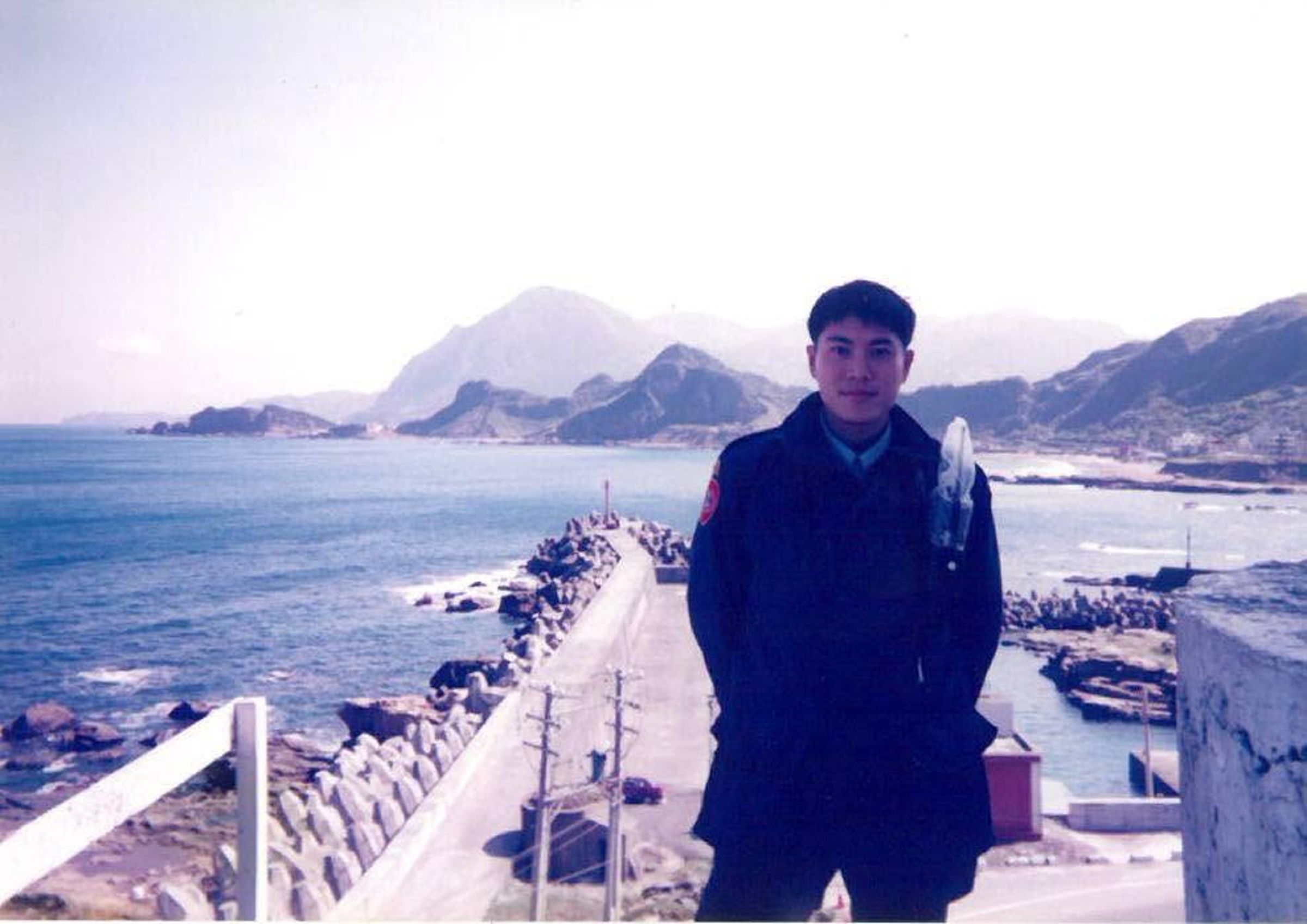 林右昌曝光自己的當兵照，力挺描述1996年台海危機的軍事電影《國運之戰》。（翻攝林右昌臉書）