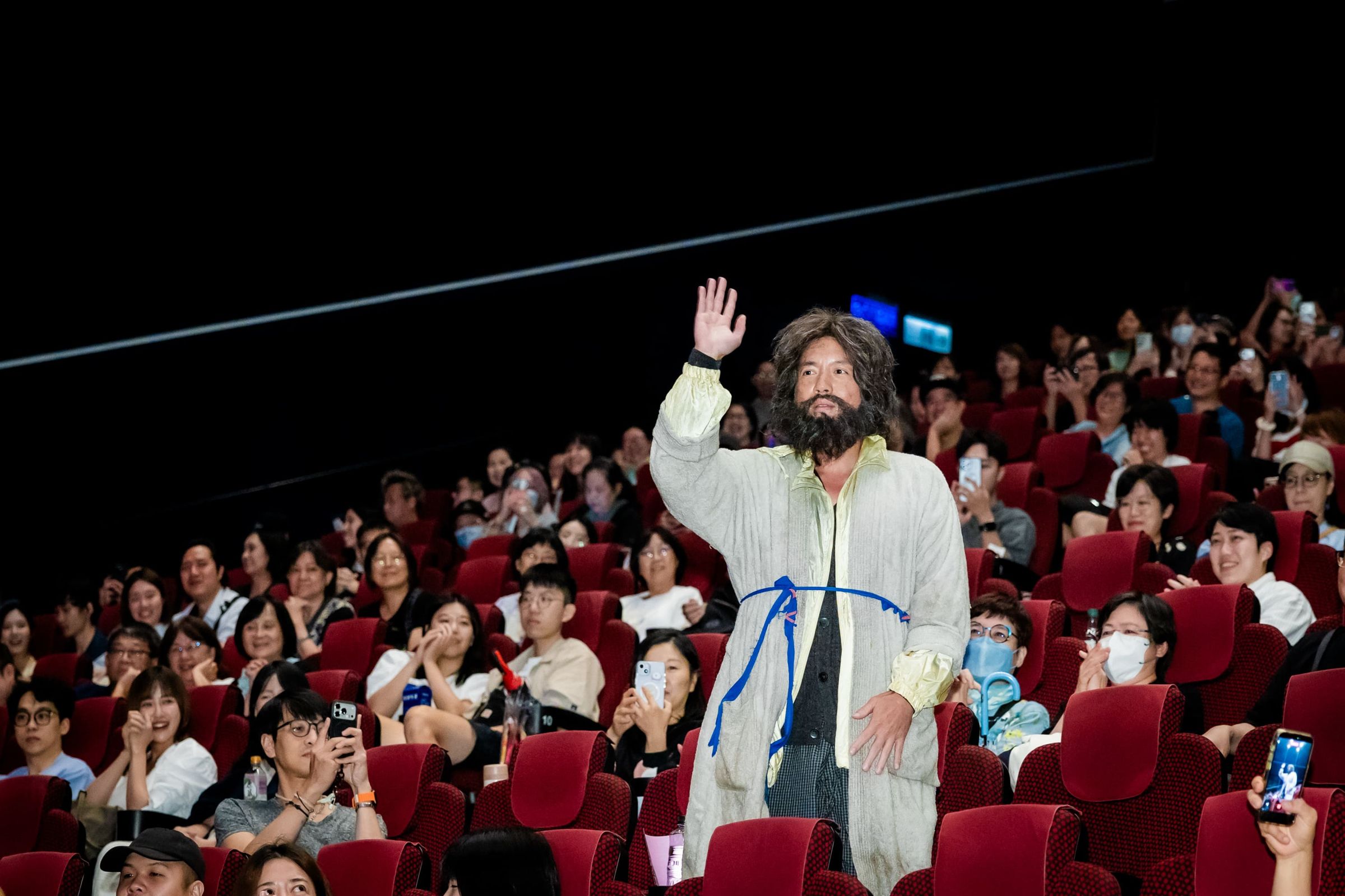 范逸臣特別還原片中街友「康仔」的造型,一亮相便引起現場驚呼。(公視台語台提供)