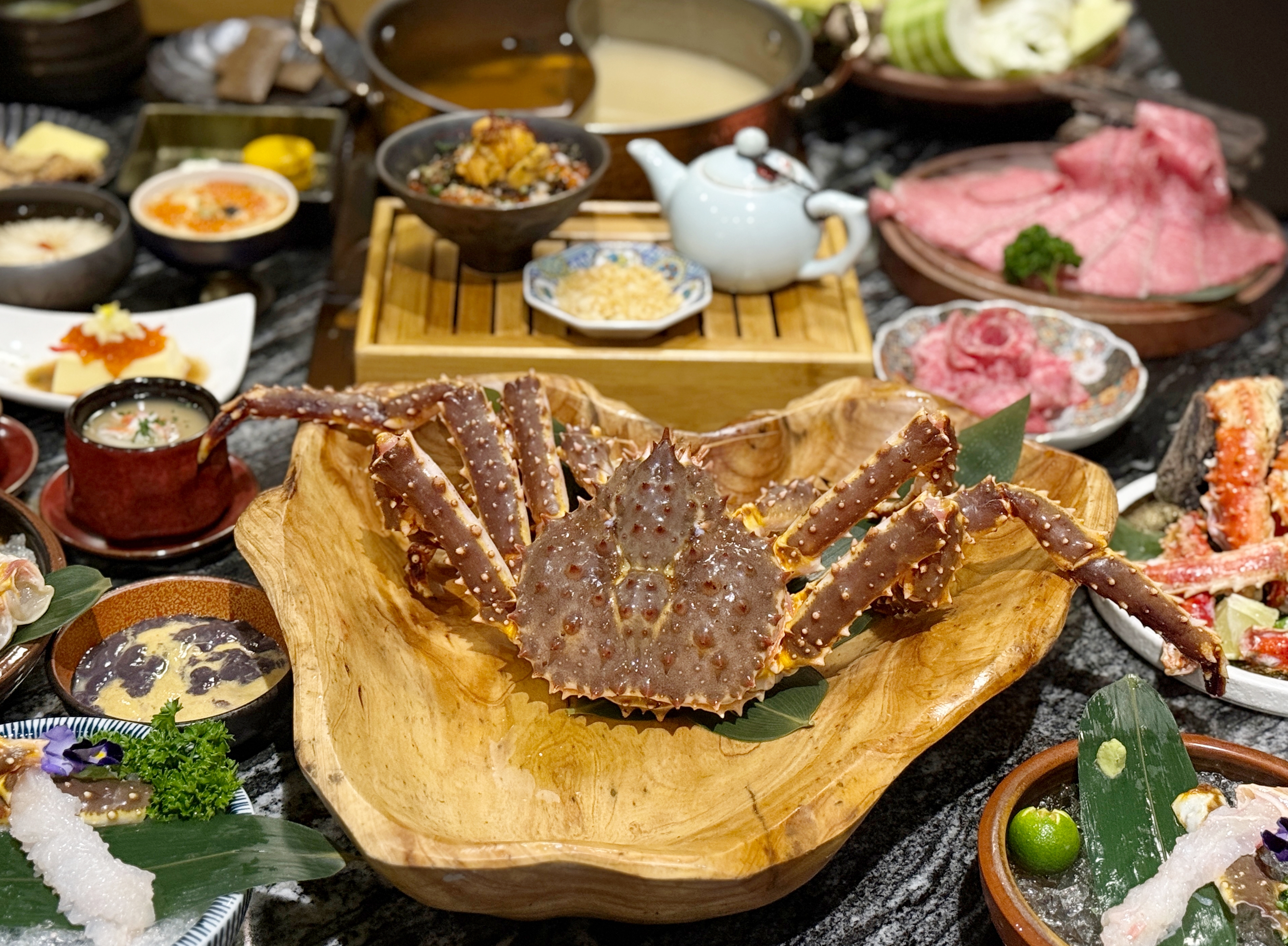 二本松涮涮屋推出秋季期間限定「日本極上帝王蟹雙人套餐」，海陸雙饗超奢華。