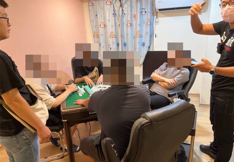 某職業賭場藏匿西屯區永福路一處500戶的大型社區，警方衝進去逮捕賭場負責人與賭客共9人。（警方提供）