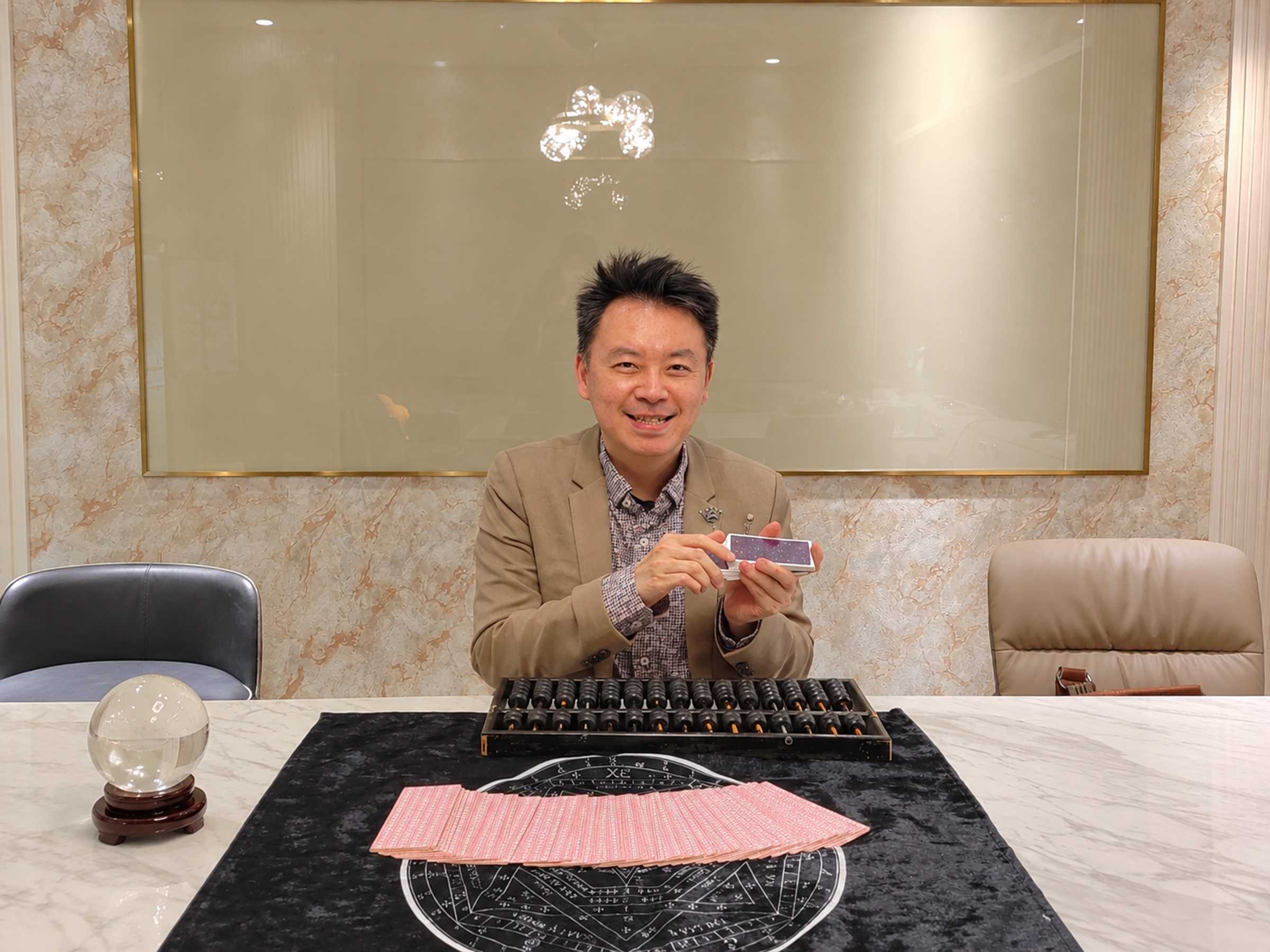 命理專家小孟老師分享中秋節生肖運勢提醒,卻招來江伯樂批評。翻攝自小孟老師臉書