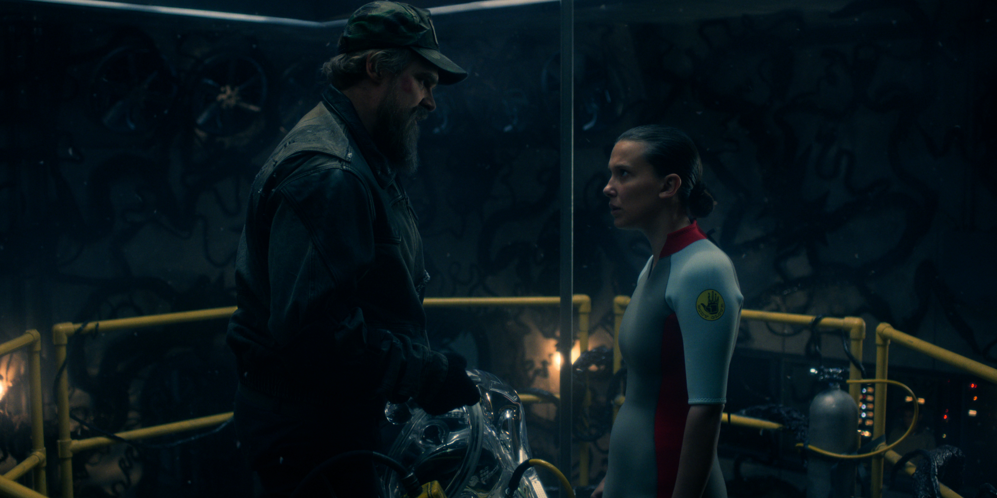 哈普（左）與伊萊雯在進行出擊前，最後一次的談話。（Netflix提供）

