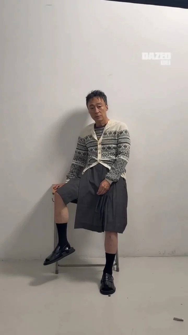 李星民即使穿上中性風格也保有很濃厚的個人魅力。(翻攝DAZES korea IG)