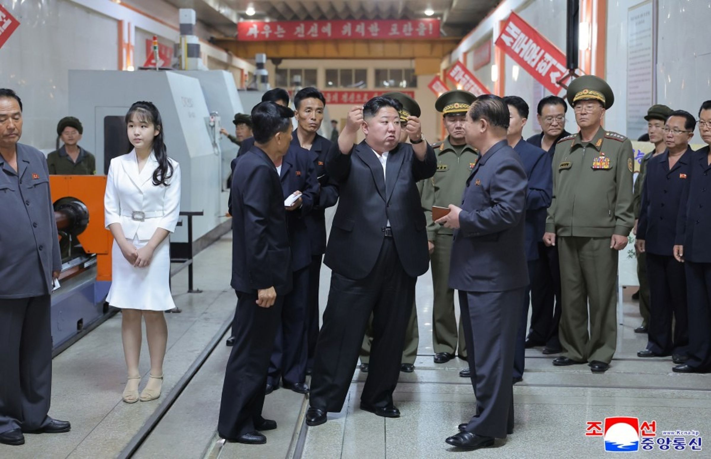 金正恩之女金朱愛（白衣）近期頻繁跟隨父親考察。（翻攝自朝中社官網）