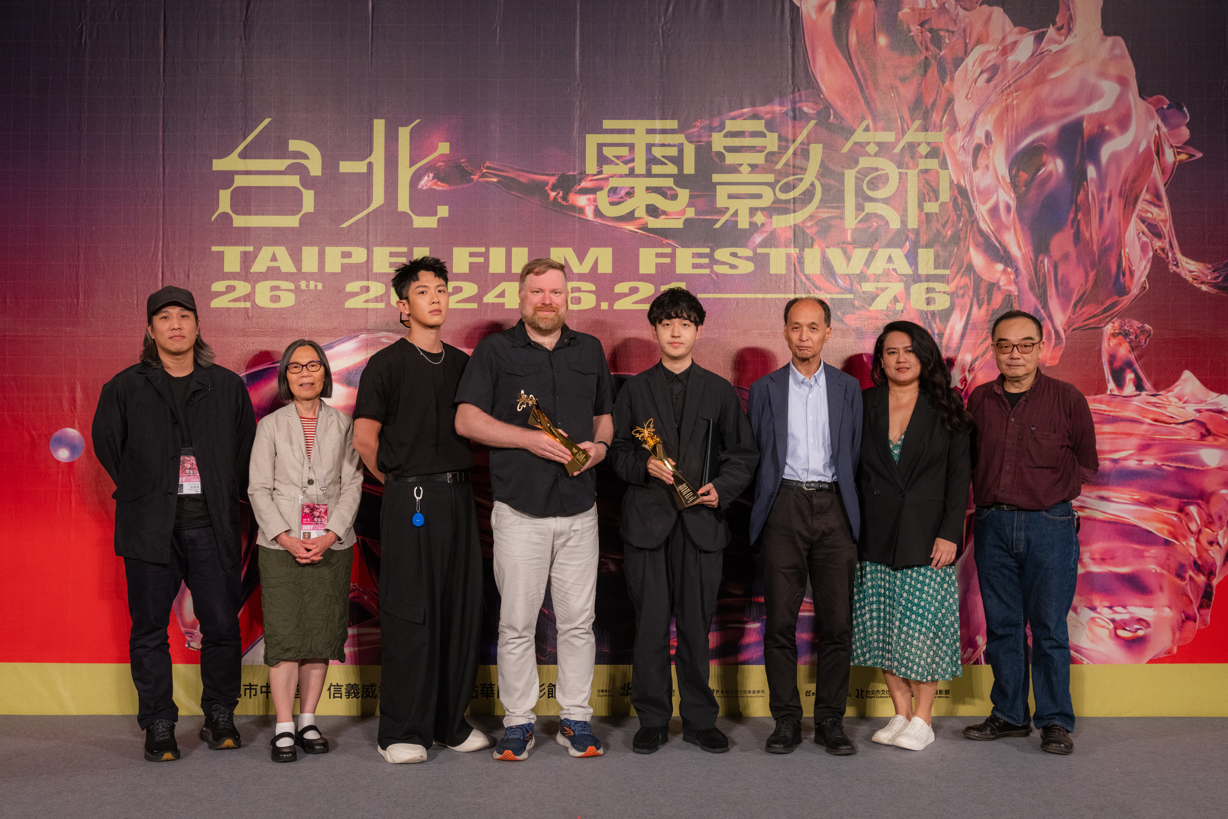 林清心(左二)是本屆台北電影節國際新導演競賽評審之一,與得獎者和其他評審團成員合影。(台北電影節提供)