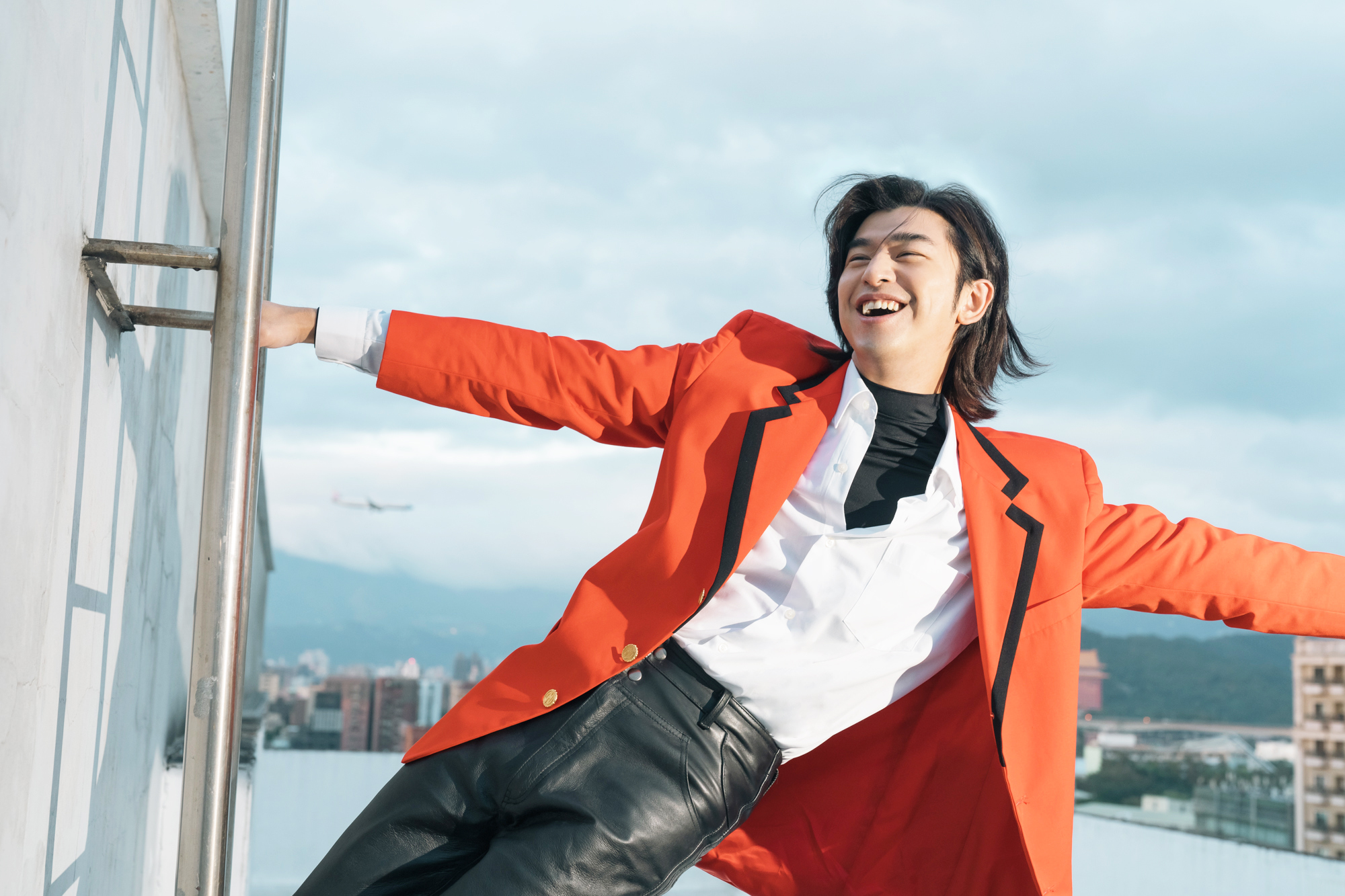 陳柏霖於〈愛的視線〉中，克服「恥」度成為昔日的偶像歌手，但拍攝現場工作人員全笑翻。（牽猴子提供）