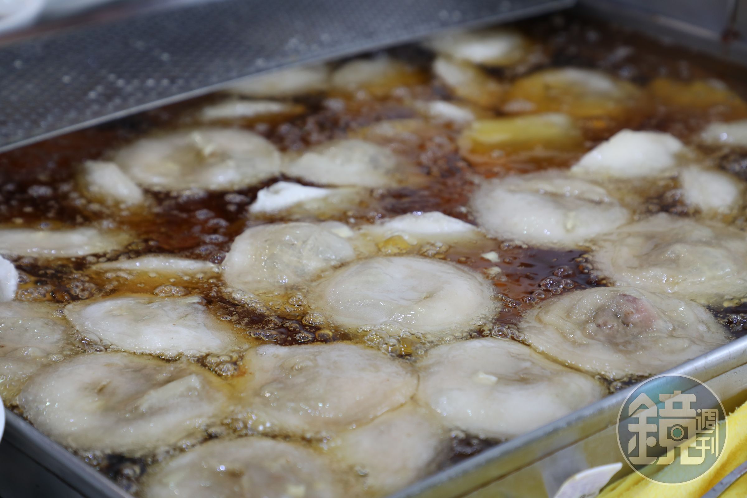 油鍋𥚃泡著如白玉般的肉圓,令人食指大動。