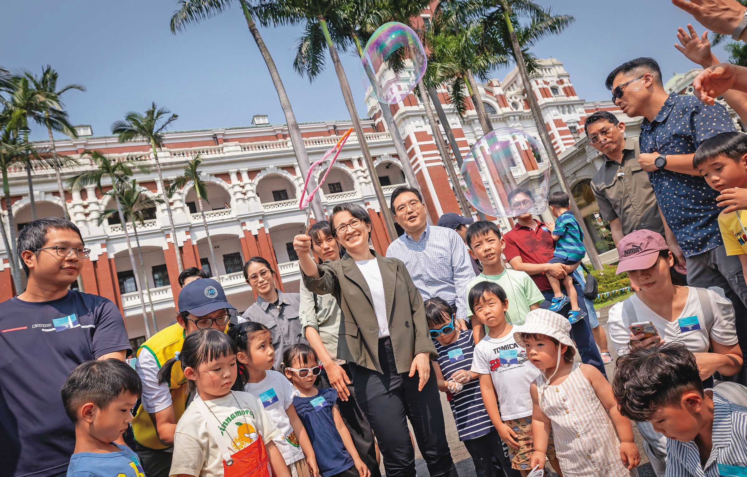 陳水扁認為,民主時代向人民開放總統府,是天經地義的事,並推動天天開放參觀,行人和機車都能從府前重慶南路而過。(翻攝總統府flickr)