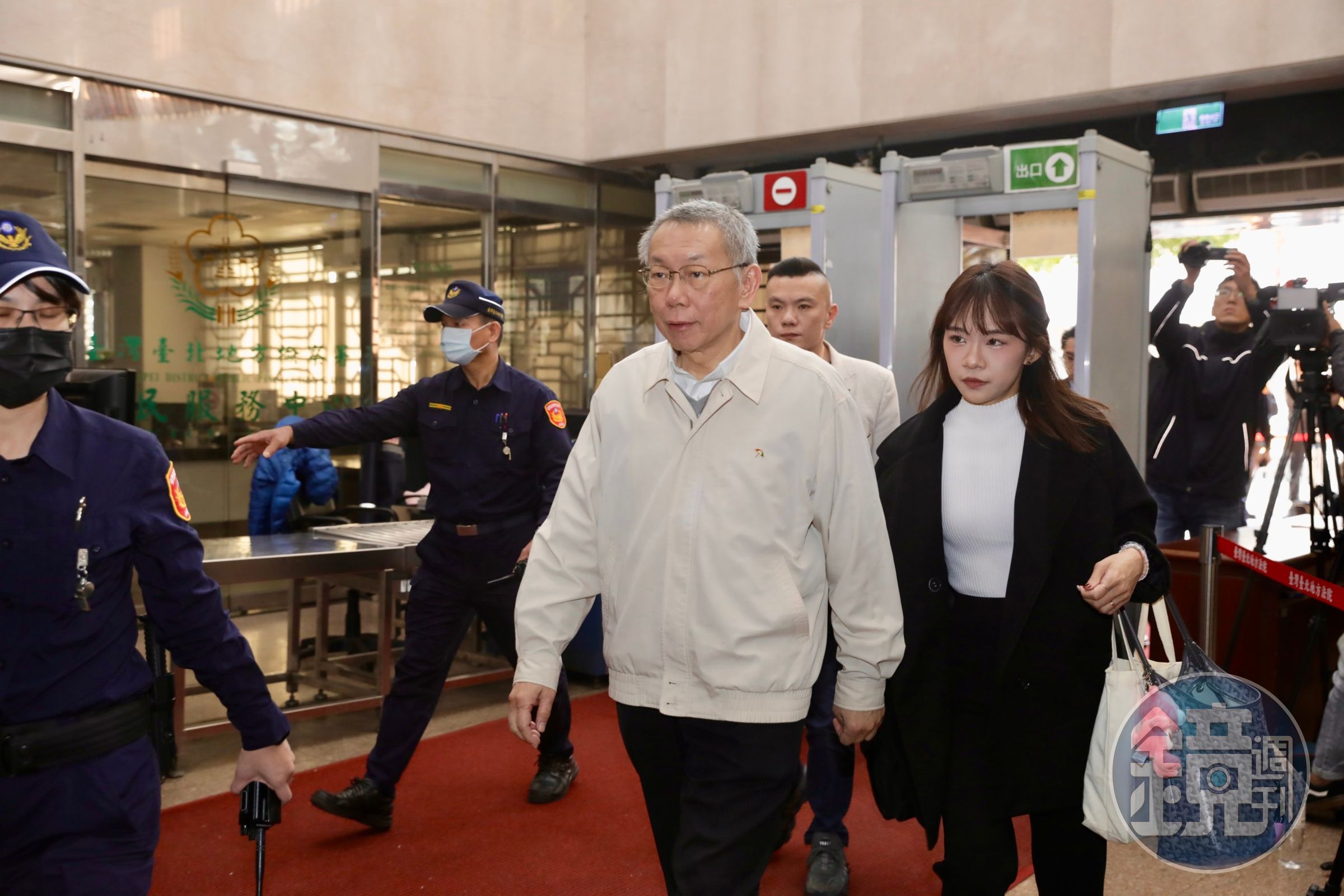 台北地院29日深夜裁定，柯文哲等4人均免押，但增加保證金及戴電子腳鐐及限制出境出海限制住居。