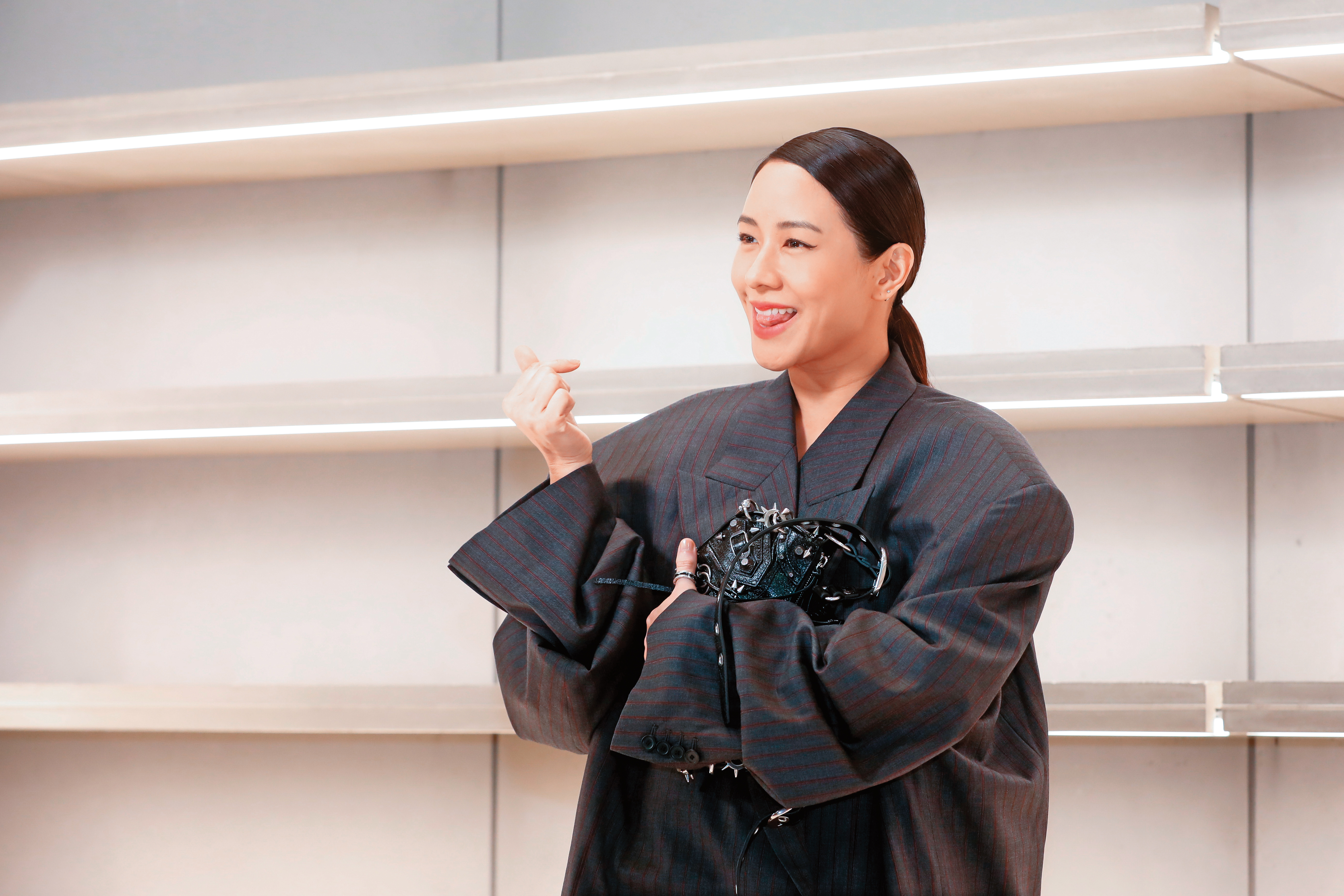 45歲的林嘉欣與16歲出道時的模樣差不多，這合理嗎？（手背拍手心）