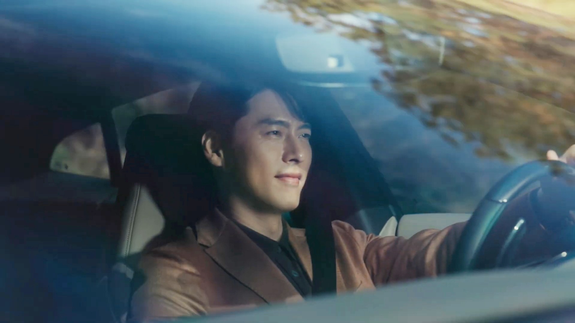 駕馭頂級跑車的男神玄彬同時也駕馭著自己最美好的狀態，無形間流露出天生貴公子的氣息！（圖／擷取自YT：Ferrari Malaysia影片）