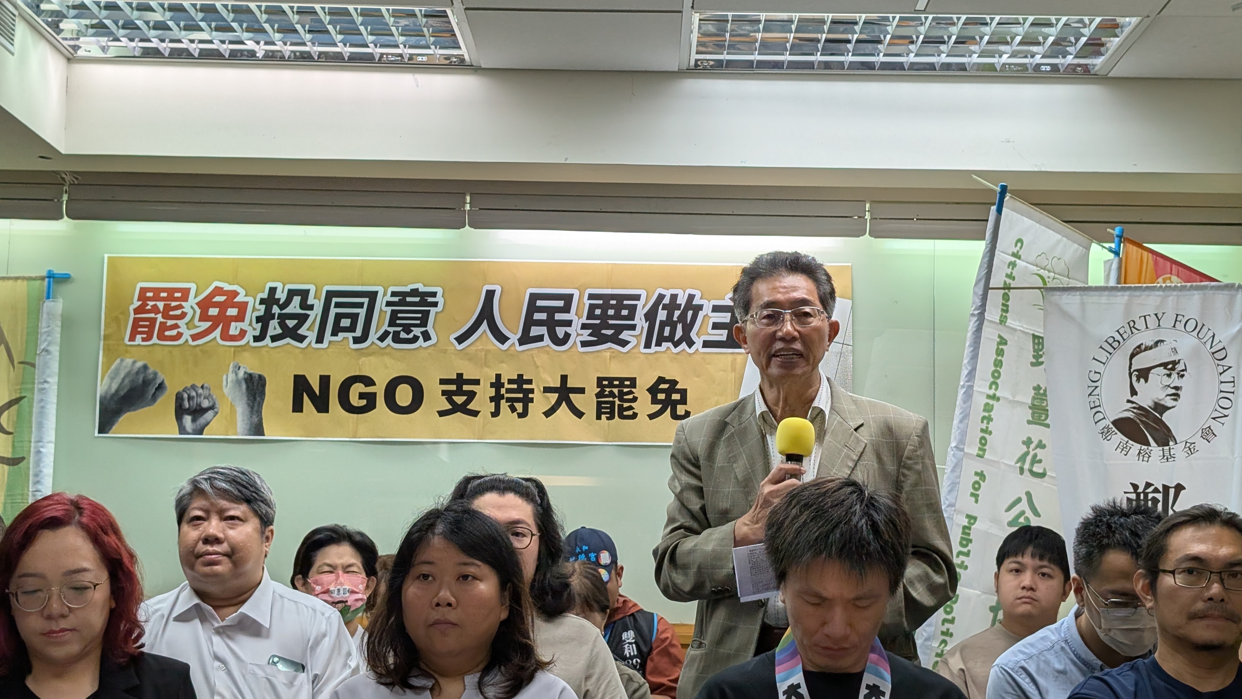 台灣環境保護聯盟評議委員劉志堅感謝各地區罷免團體的努力，痛批國民黨立委過去一年多在立法院的惡行惡狀，歷歷在目，呼籲大家站出來積極拉票、踴躍投票！（綠色公民行動聯盟提供）