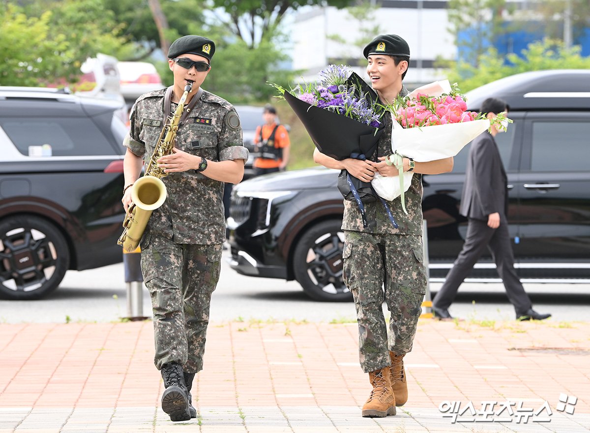 韓團BTS成員RM（左起）、V於今日正式退伍。（翻攝韓媒）