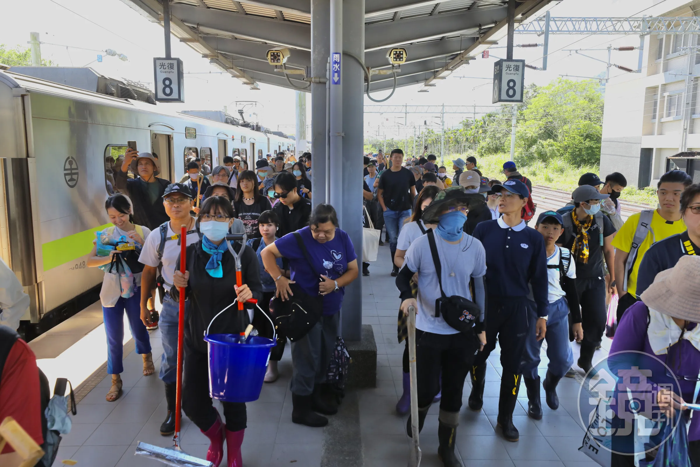 許多志工因為看到網上傳播的號召影片，決定響應行動前往花蓮參與救災。（示意圖，本刊資料照）