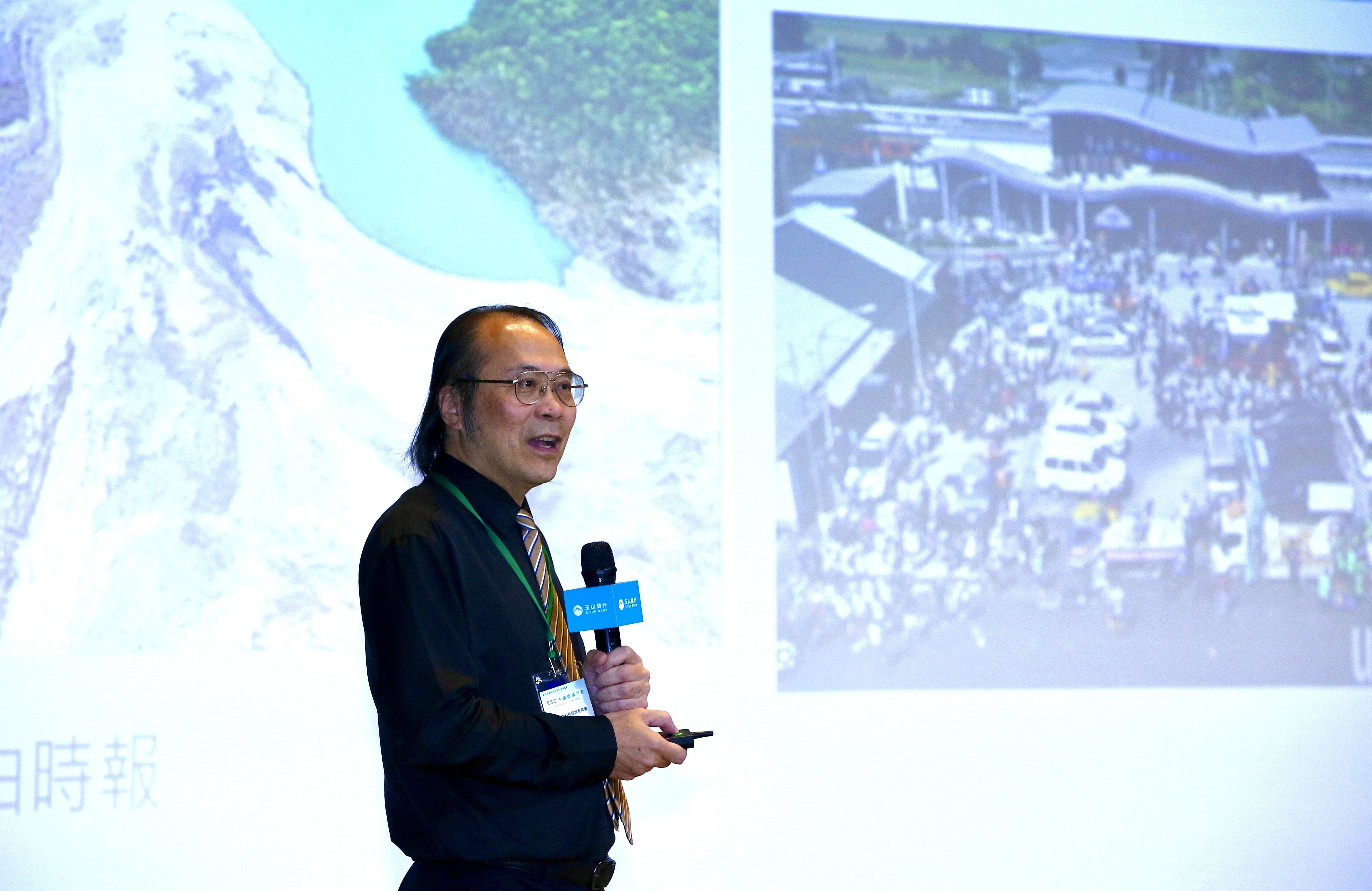 玉山金科技顧問簡立峰指出，AI帶來兩面刃，兩種人救台灣：一是外國人，一是機器人。